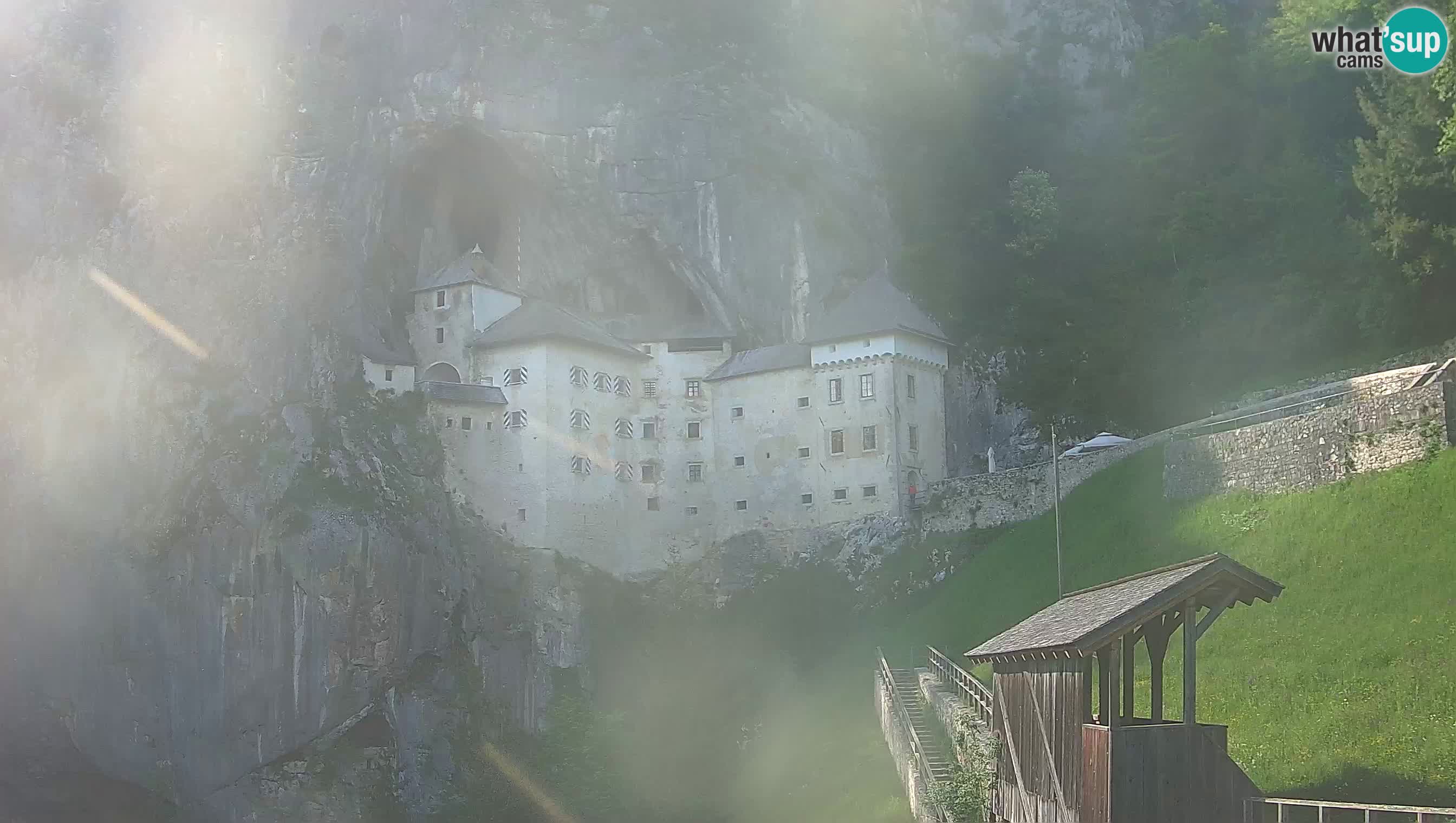 Spletna kamera Predjamski grad – Grad Predjama – Postojna