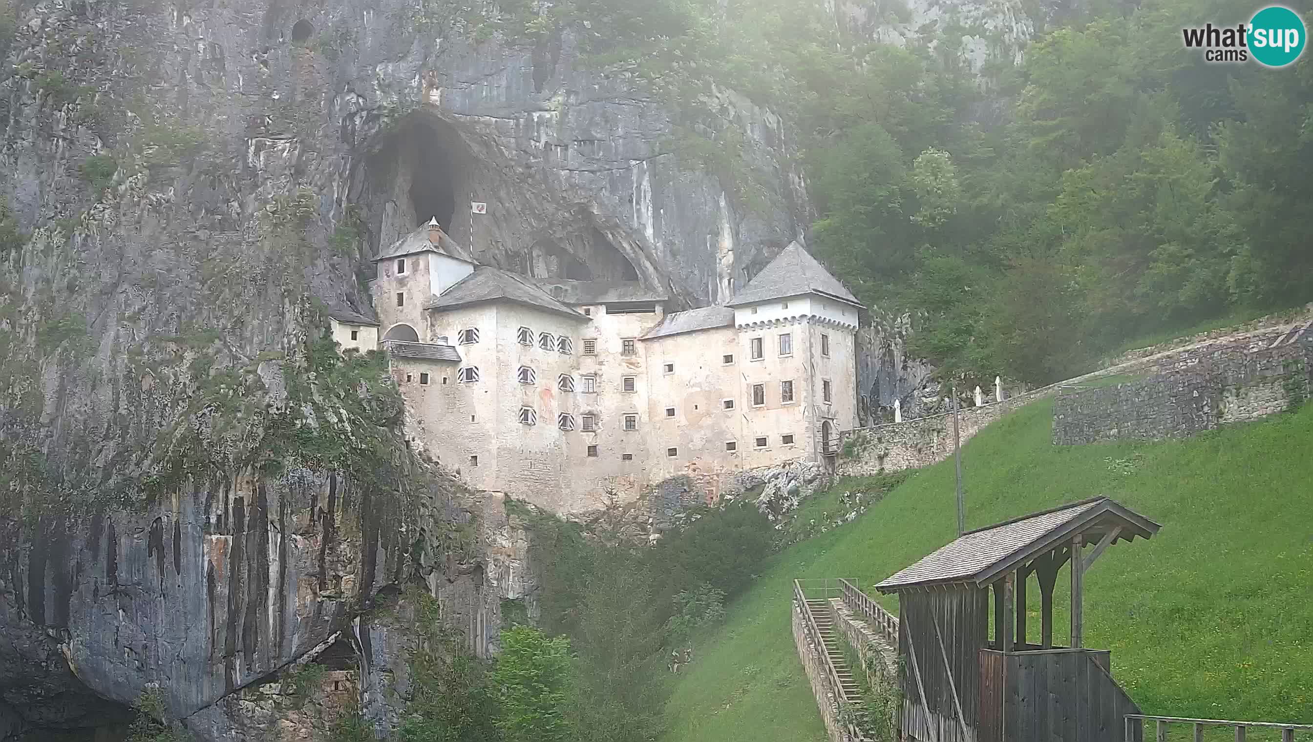 Spletna kamera Predjamski grad – Grad Predjama – Postojna