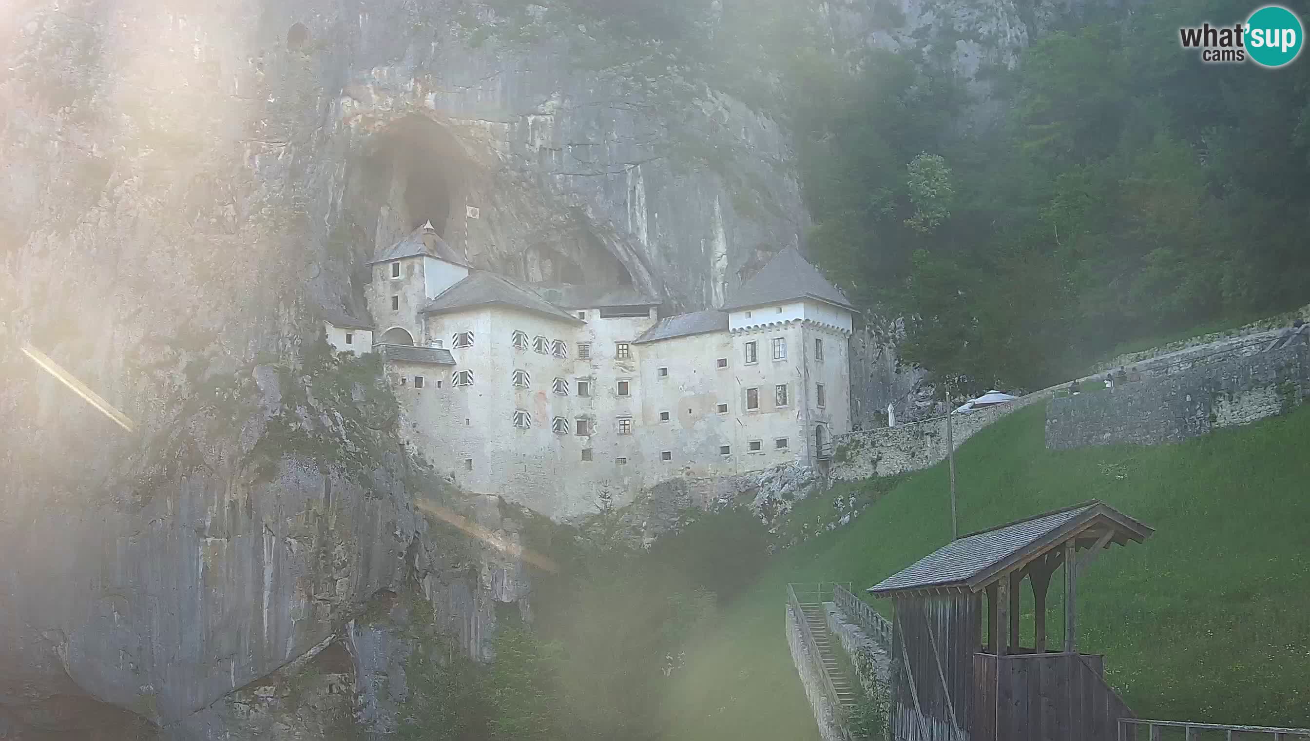 Spletna kamera Predjamski grad – Grad Predjama – Postojna