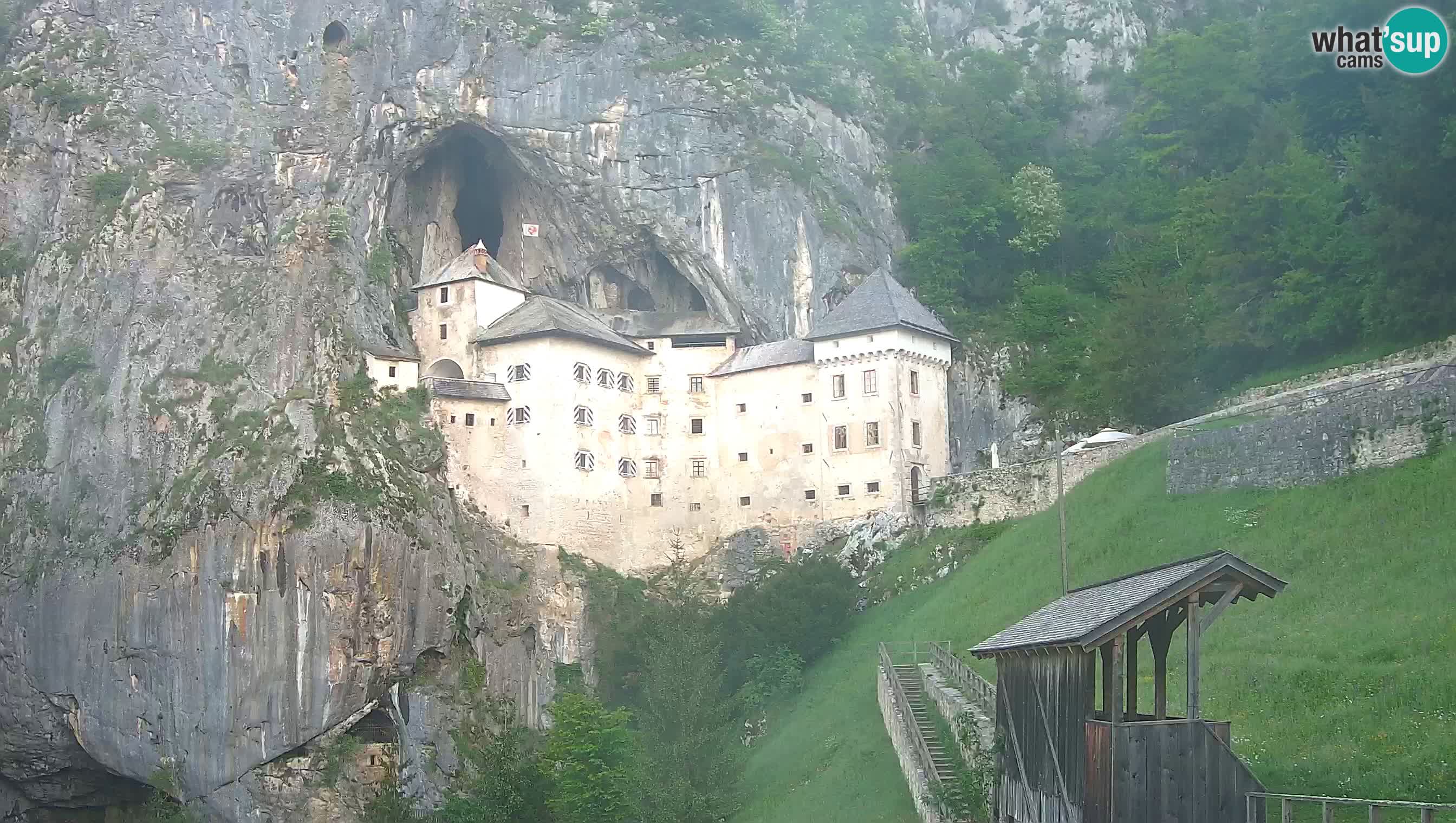 Spletna kamera Predjamski grad – Grad Predjama – Postojna