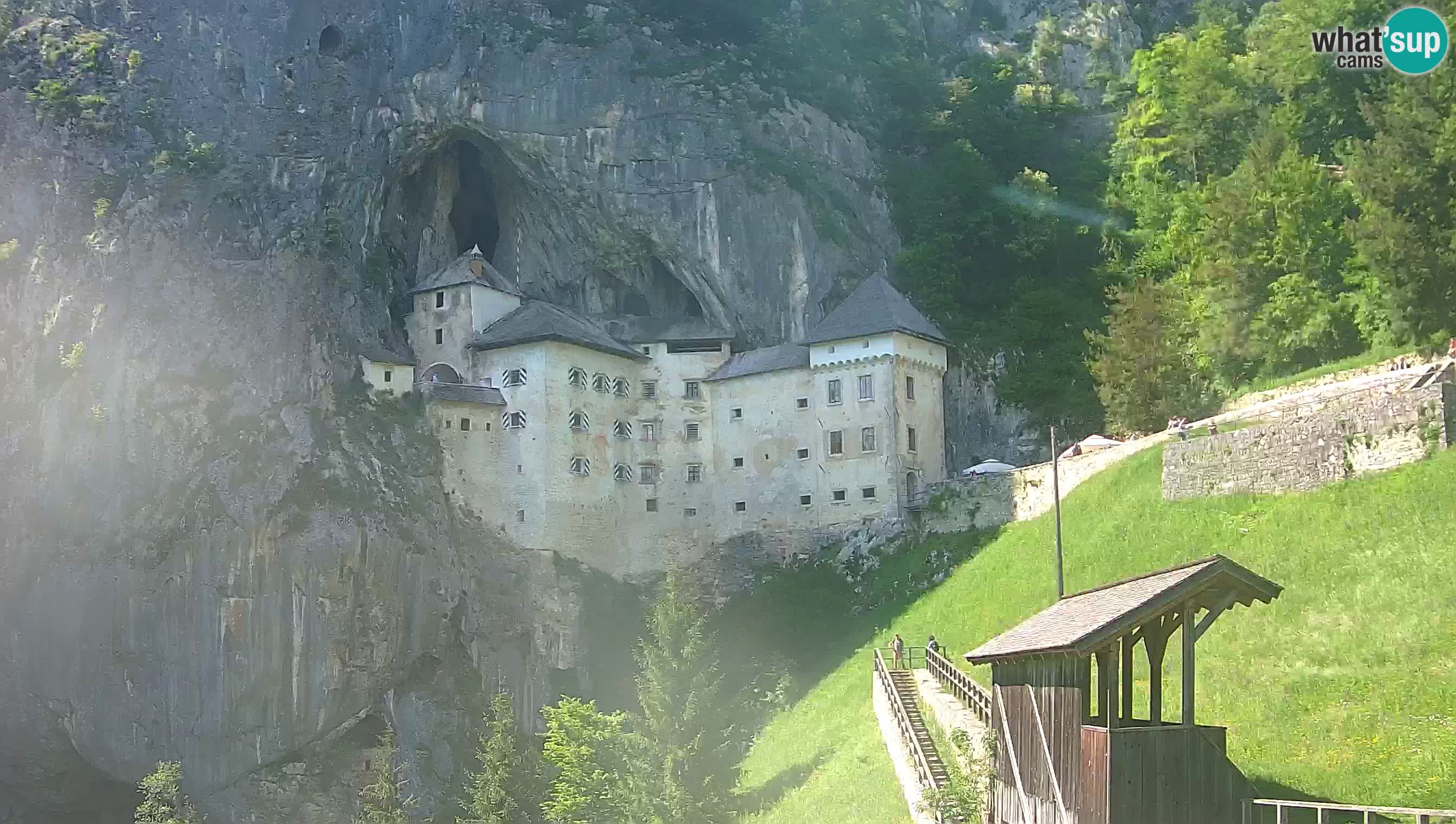 Spletna kamera Predjamski grad – Grad Predjama – Postojna