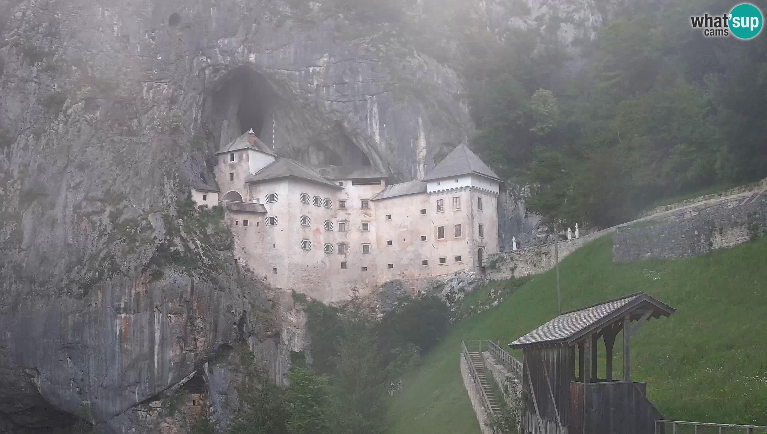 Spletna kamera Predjamski grad – Grad Predjama – Postojna