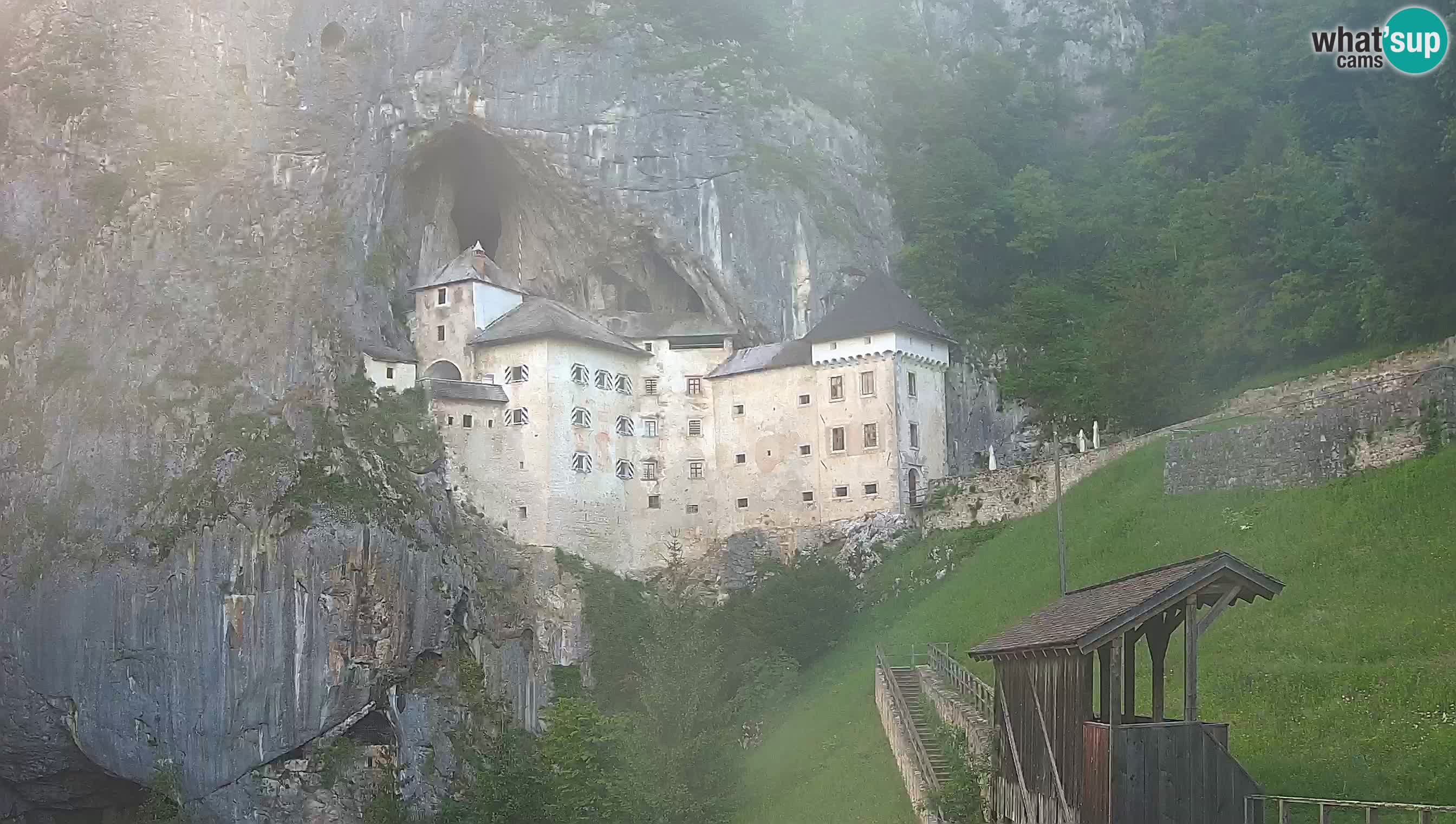 Spletna kamera Predjamski grad – Grad Predjama – Postojna