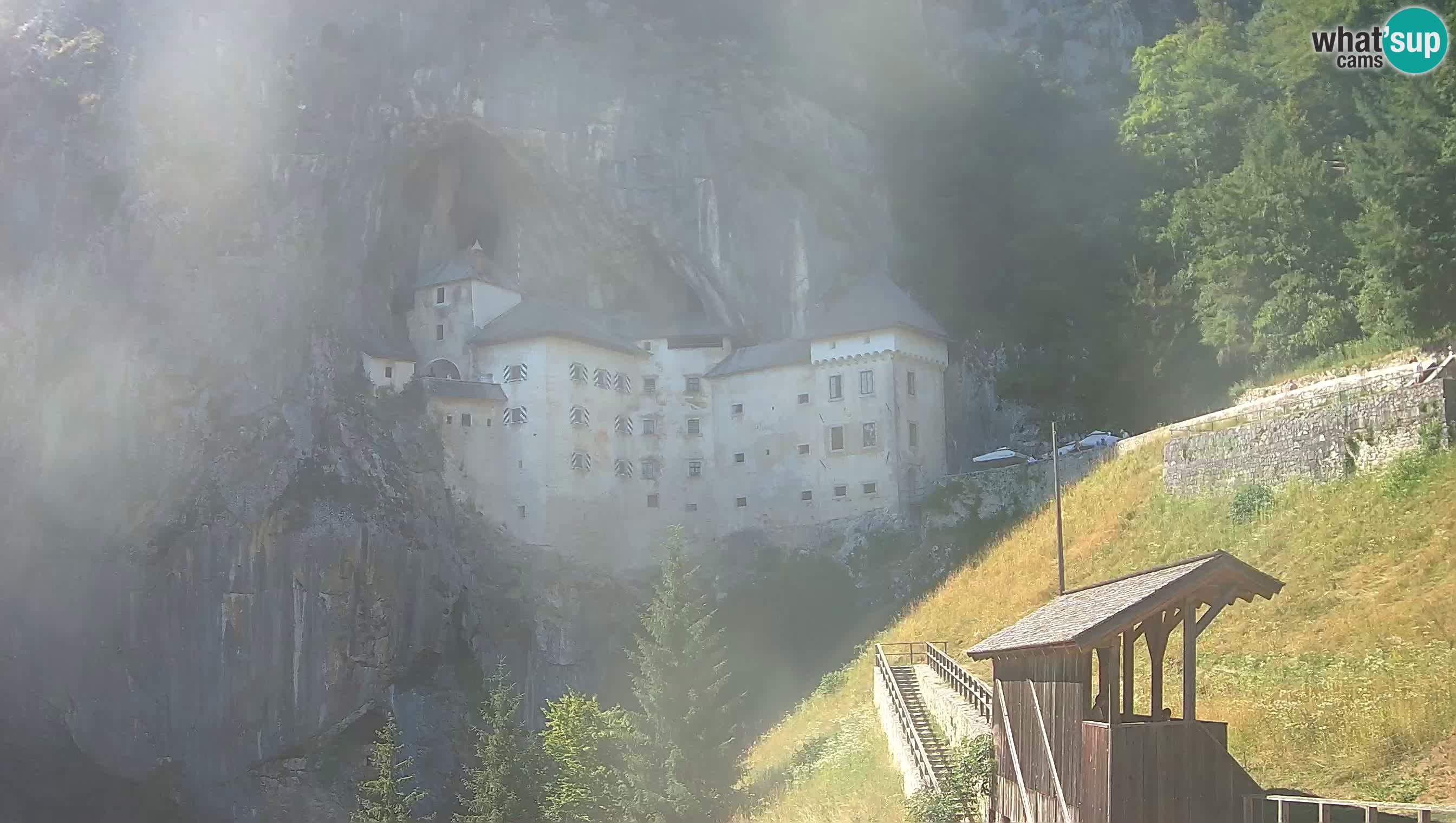 Spletna kamera Predjamski grad – Grad Predjama – Postojna