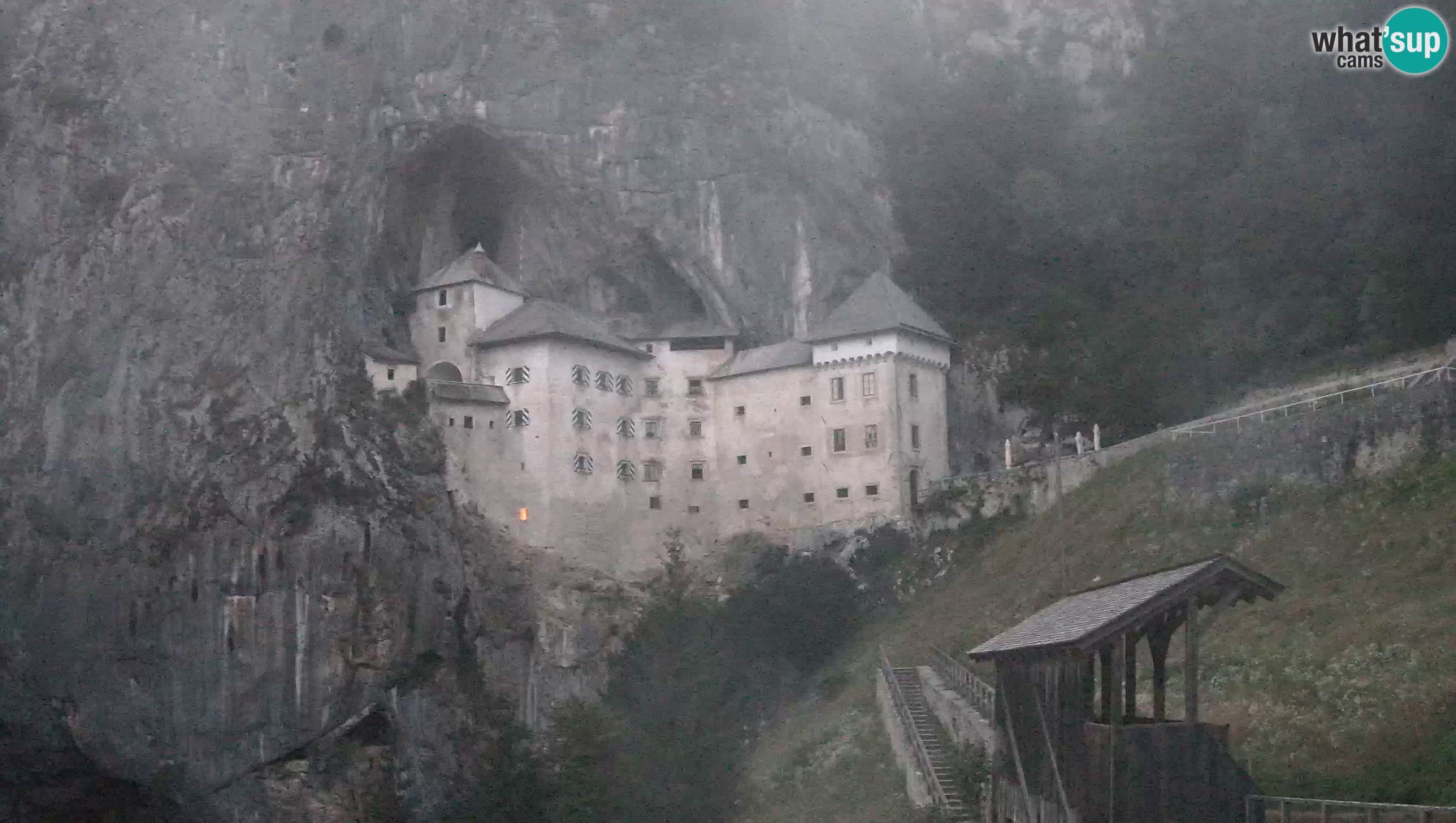 Spletna kamera Predjamski grad – Grad Predjama – Postojna
