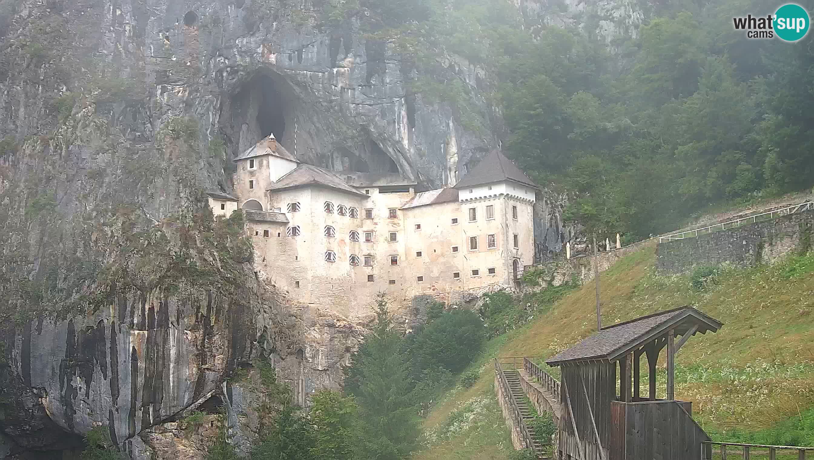 Spletna kamera Predjamski grad – Grad Predjama – Postojna
