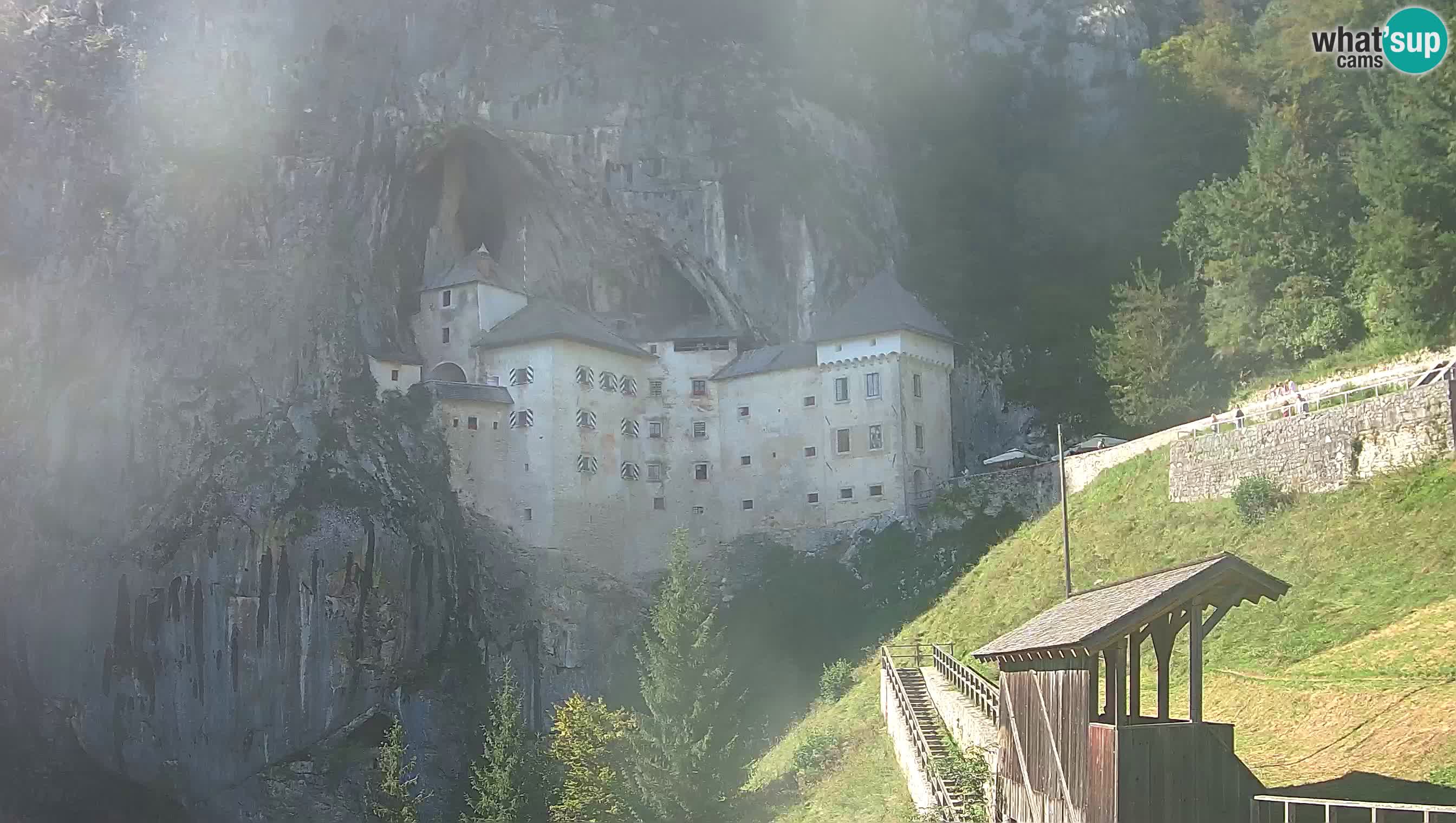 Spletna kamera Predjamski grad – Grad Predjama – Postojna
