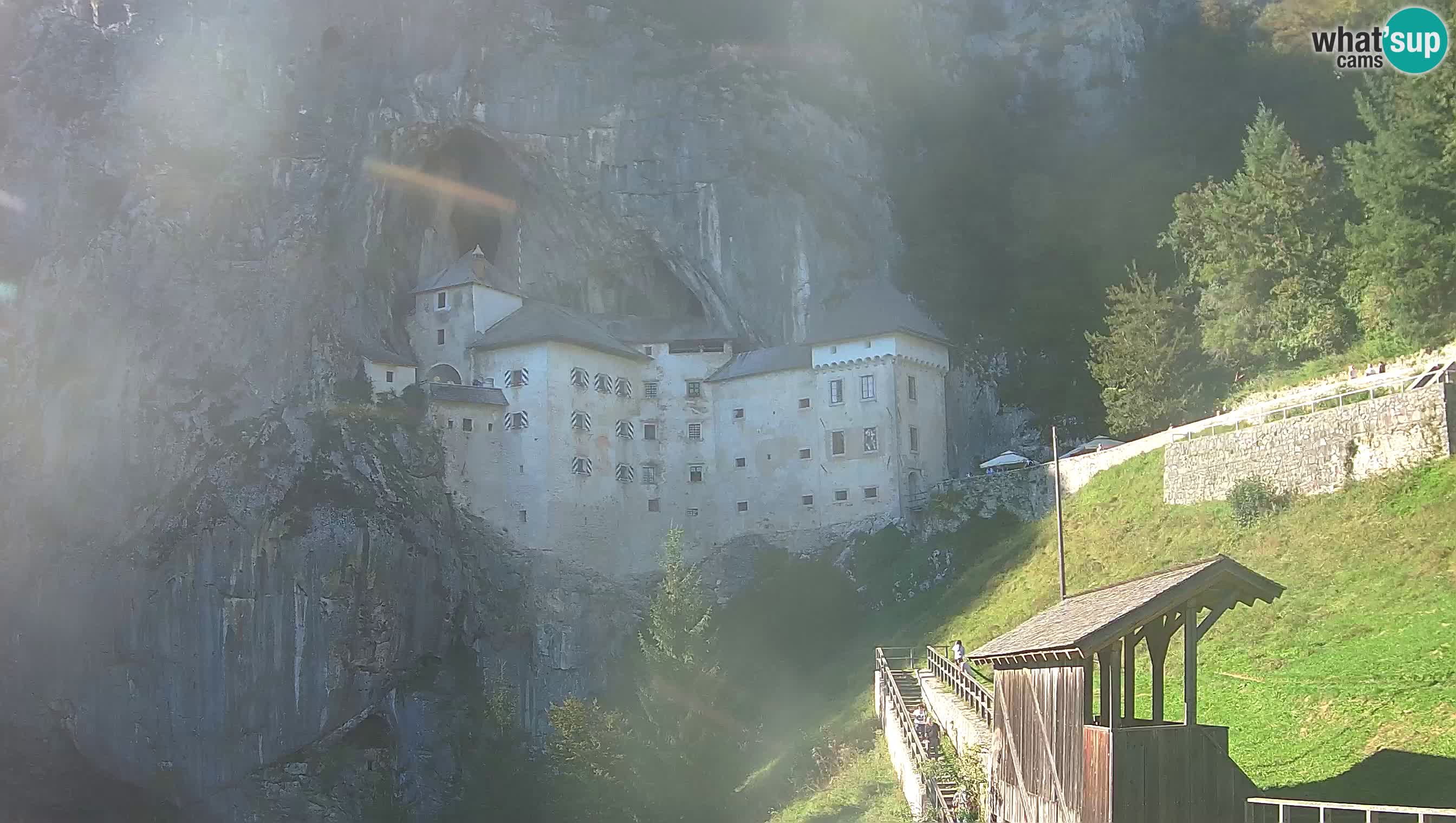 Spletna kamera Predjamski grad – Grad Predjama – Postojna