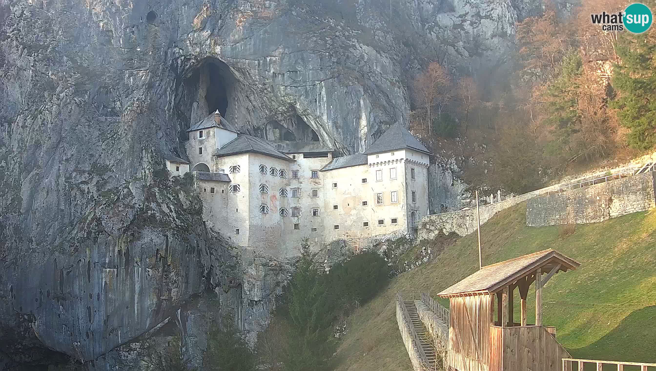 Spletna kamera Predjamski grad – Grad Predjama – Postojna