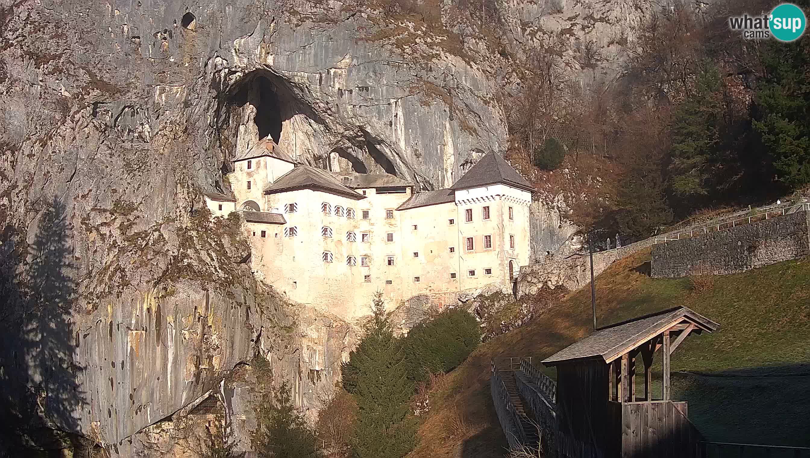 Spletna kamera Predjamski grad – Grad Predjama – Postojna