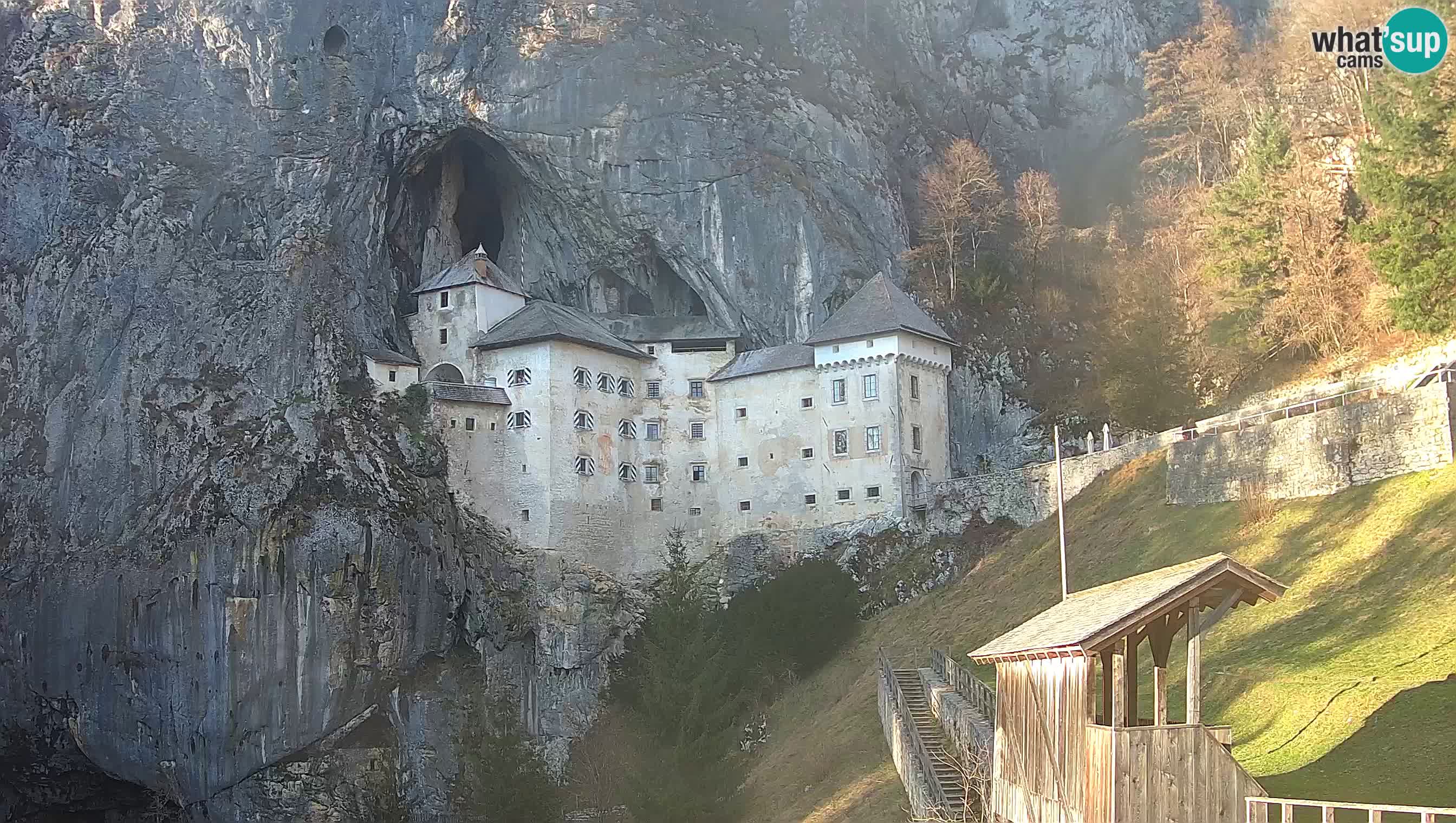 Spletna kamera Predjamski grad – Grad Predjama – Postojna