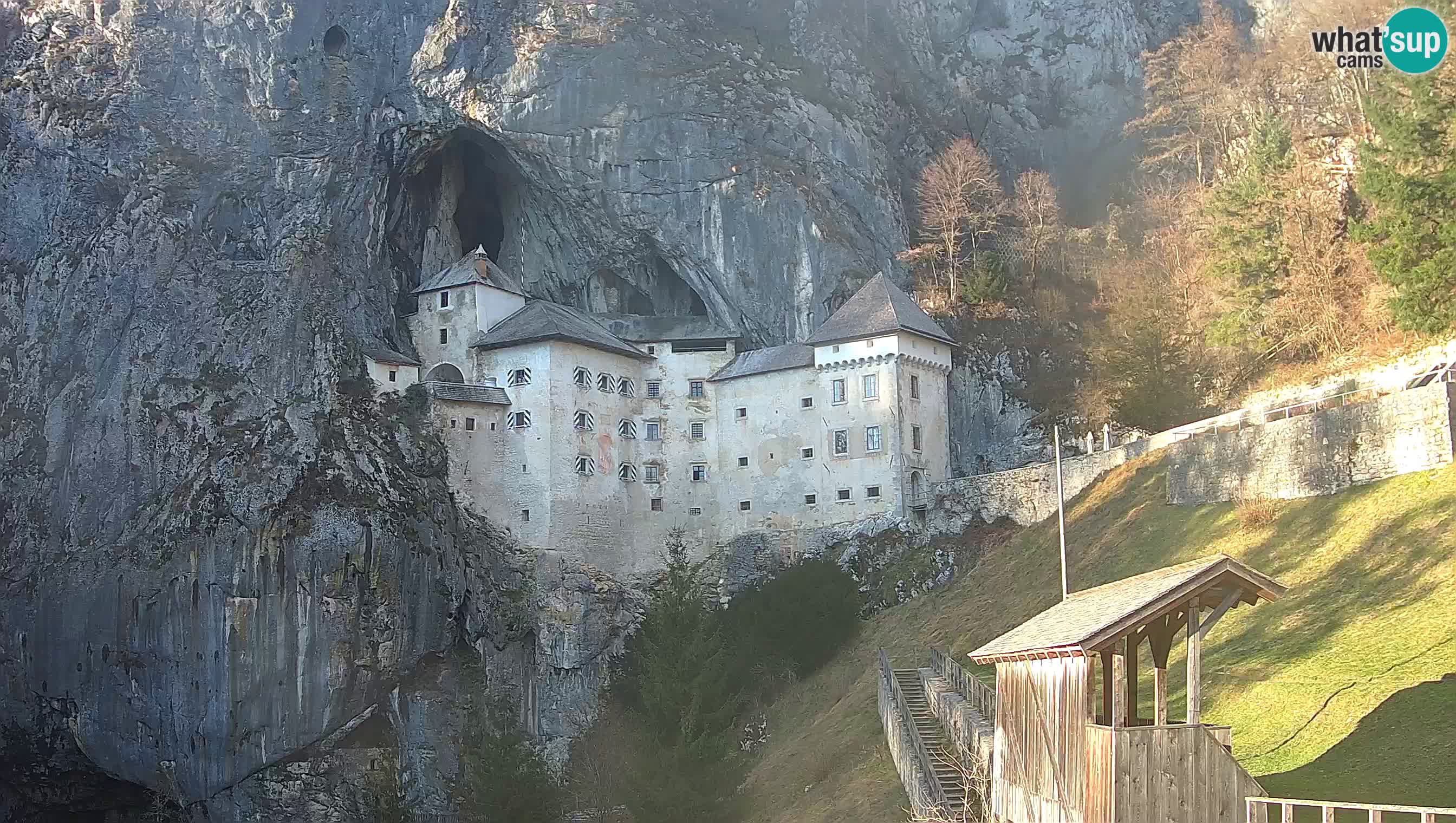 Spletna kamera Predjamski grad – Grad Predjama – Postojna