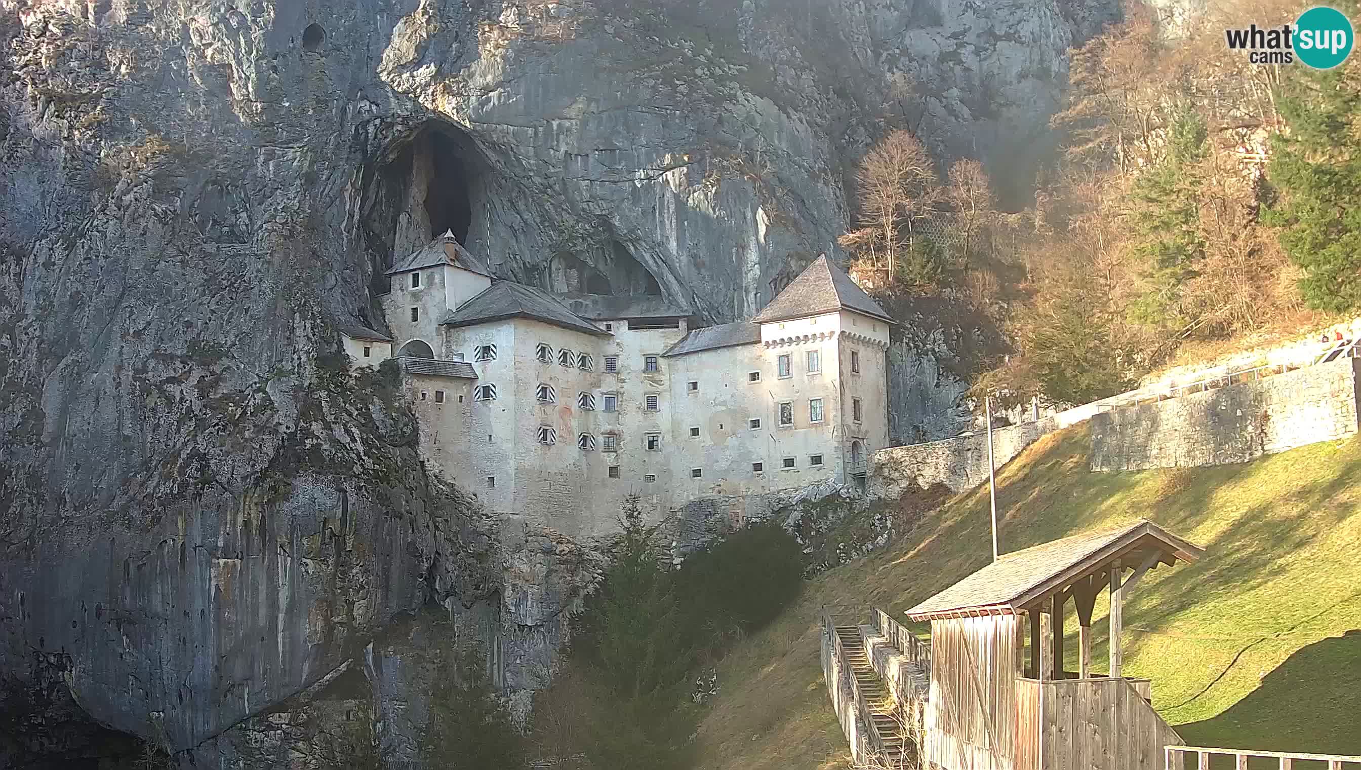 Spletna kamera Predjamski grad – Grad Predjama – Postojna