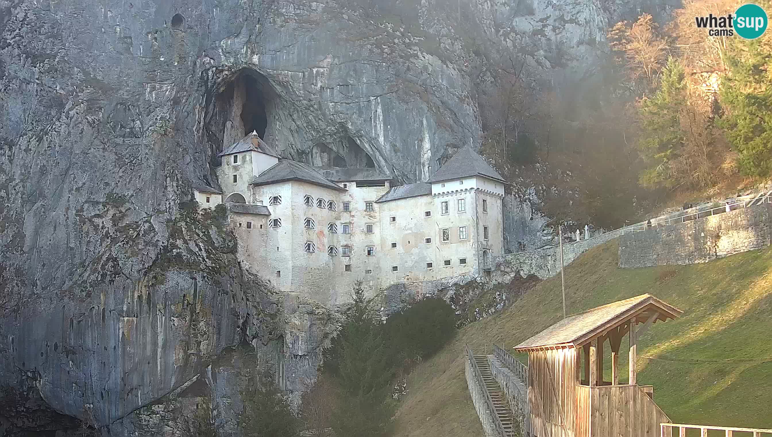Spletna kamera Predjamski grad – Grad Predjama – Postojna