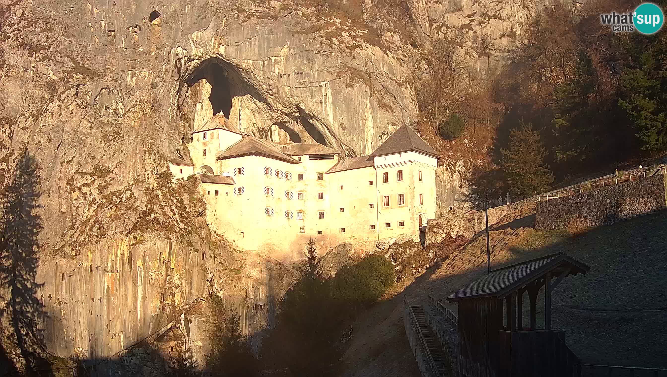 Spletna kamera Predjamski grad – Grad Predjama – Postojna