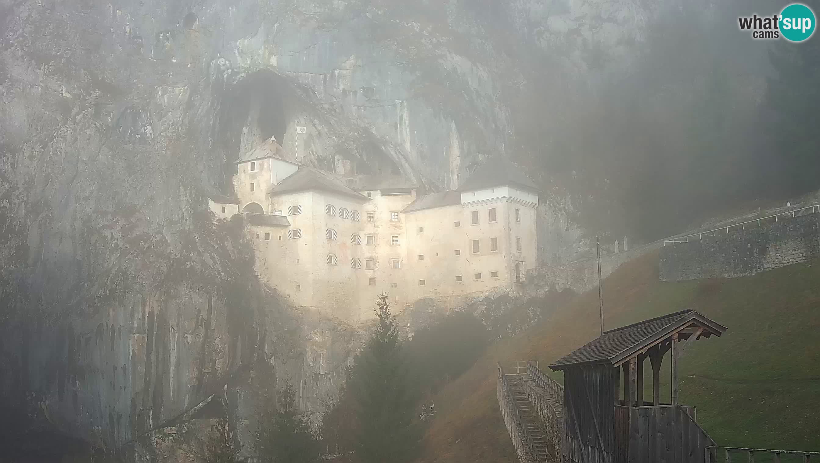 Spletna kamera Predjamski grad – Grad Predjama – Postojna