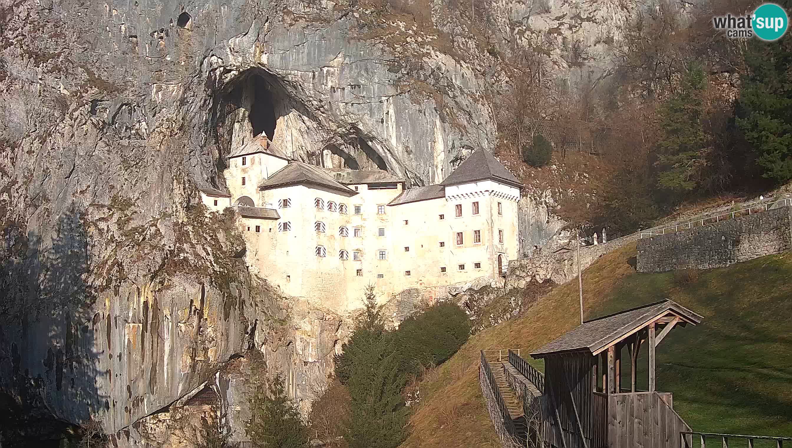 Spletna kamera Predjamski grad – Grad Predjama – Postojna