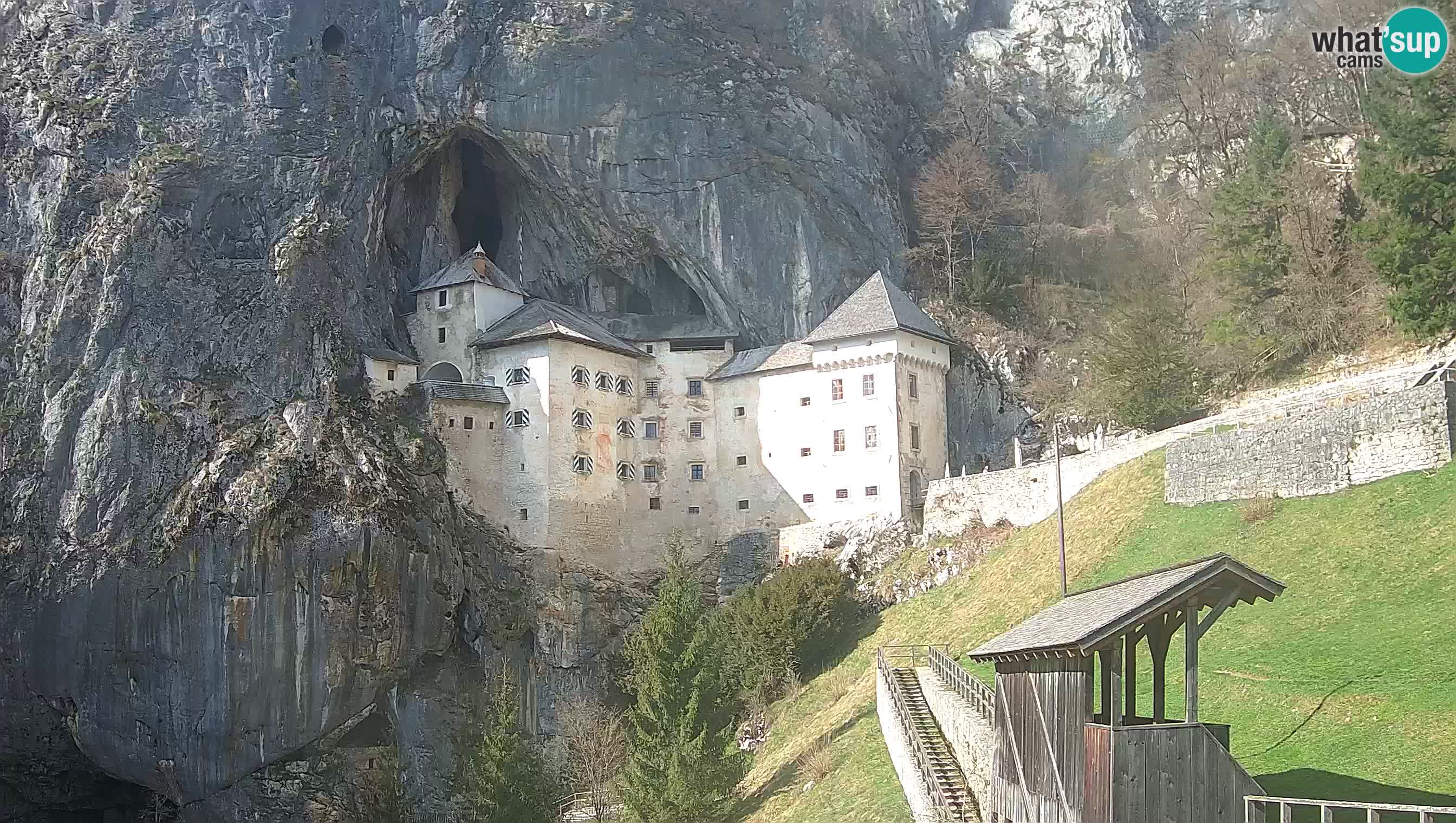 Spletna kamera Predjamski grad – Grad Predjama – Postojna