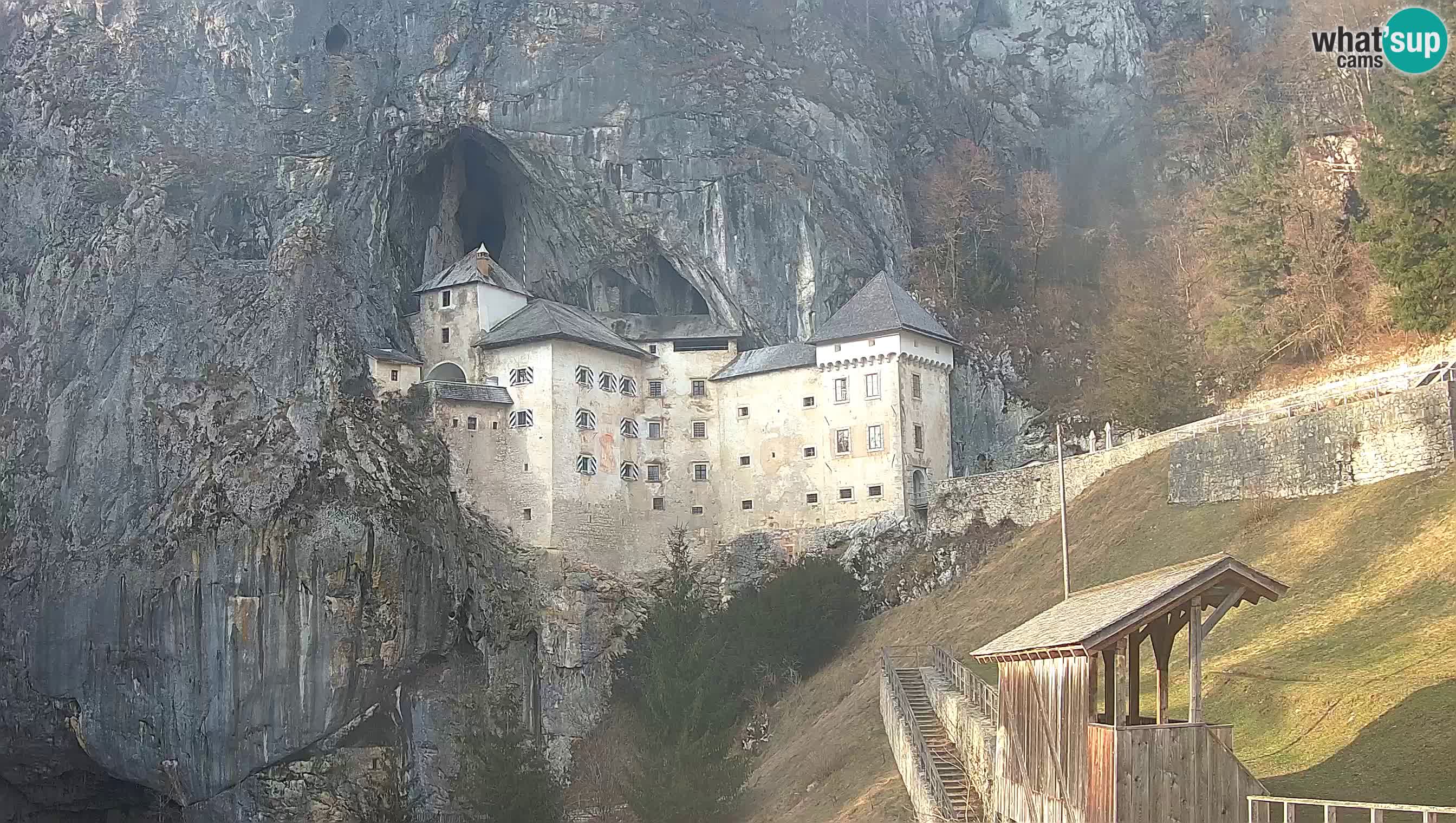 Spletna kamera Predjamski grad – Grad Predjama – Postojna