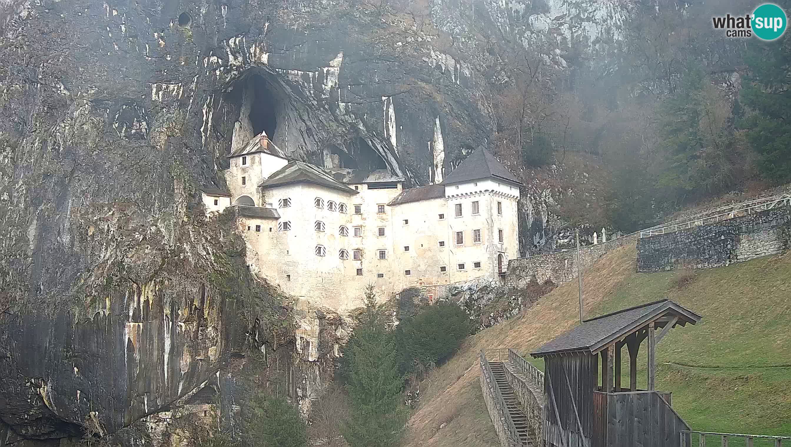 Spletna kamera Predjamski grad – Grad Predjama – Postojna