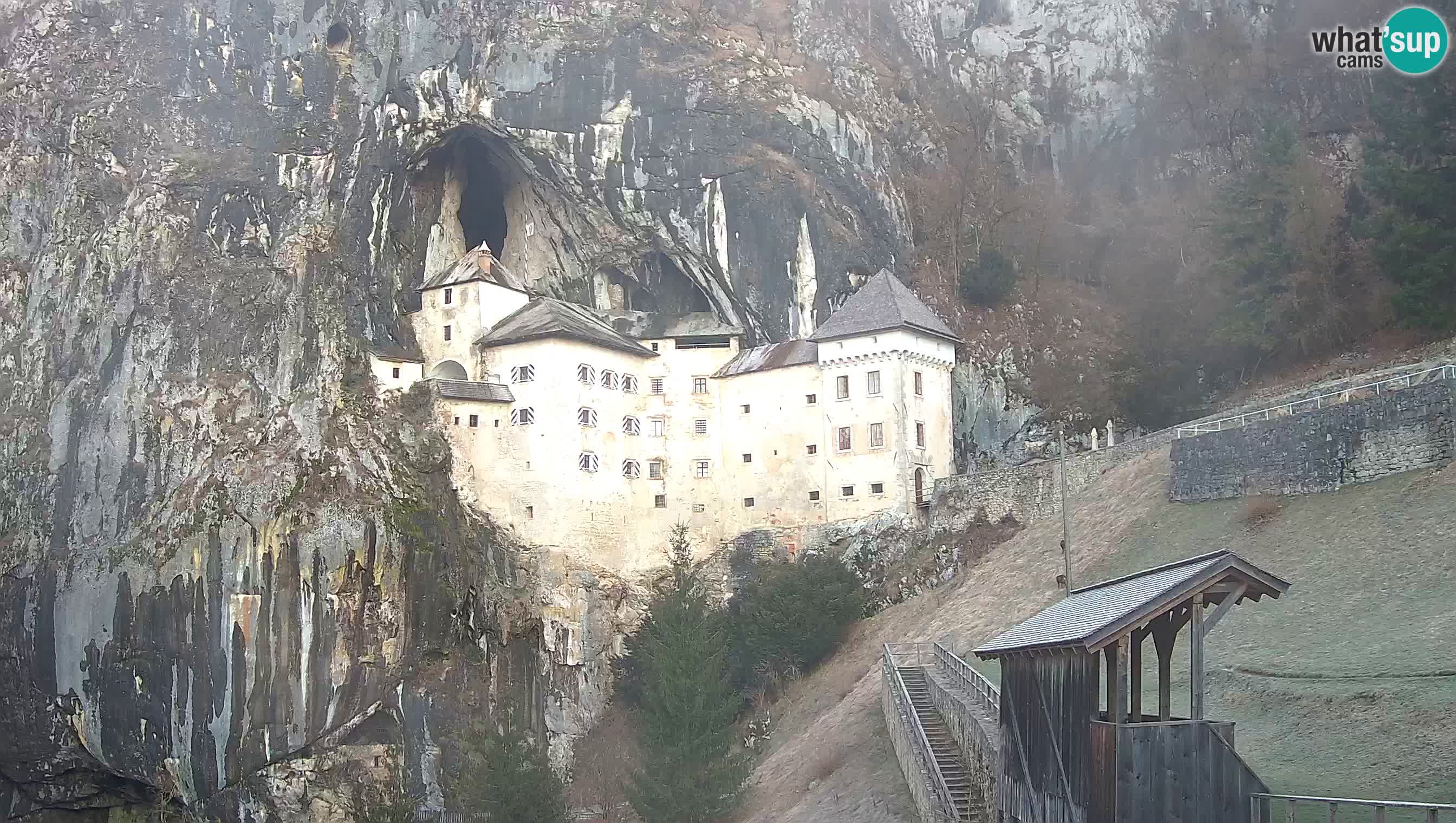 Spletna kamera Predjamski grad – Grad Predjama – Postojna