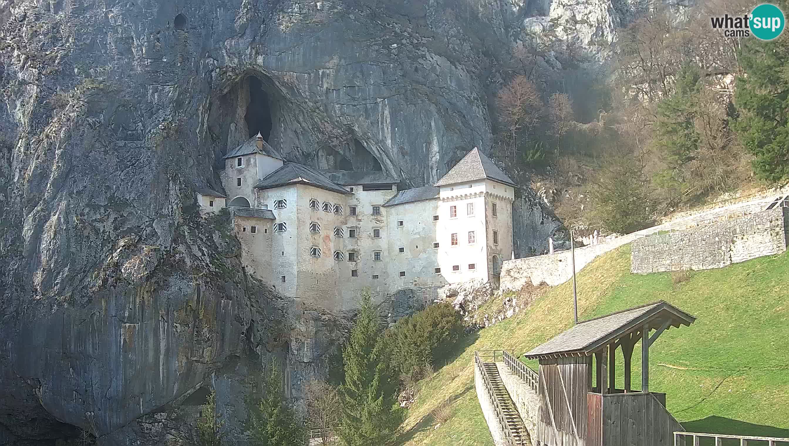 Spletna kamera Predjamski grad – Grad Predjama – Postojna