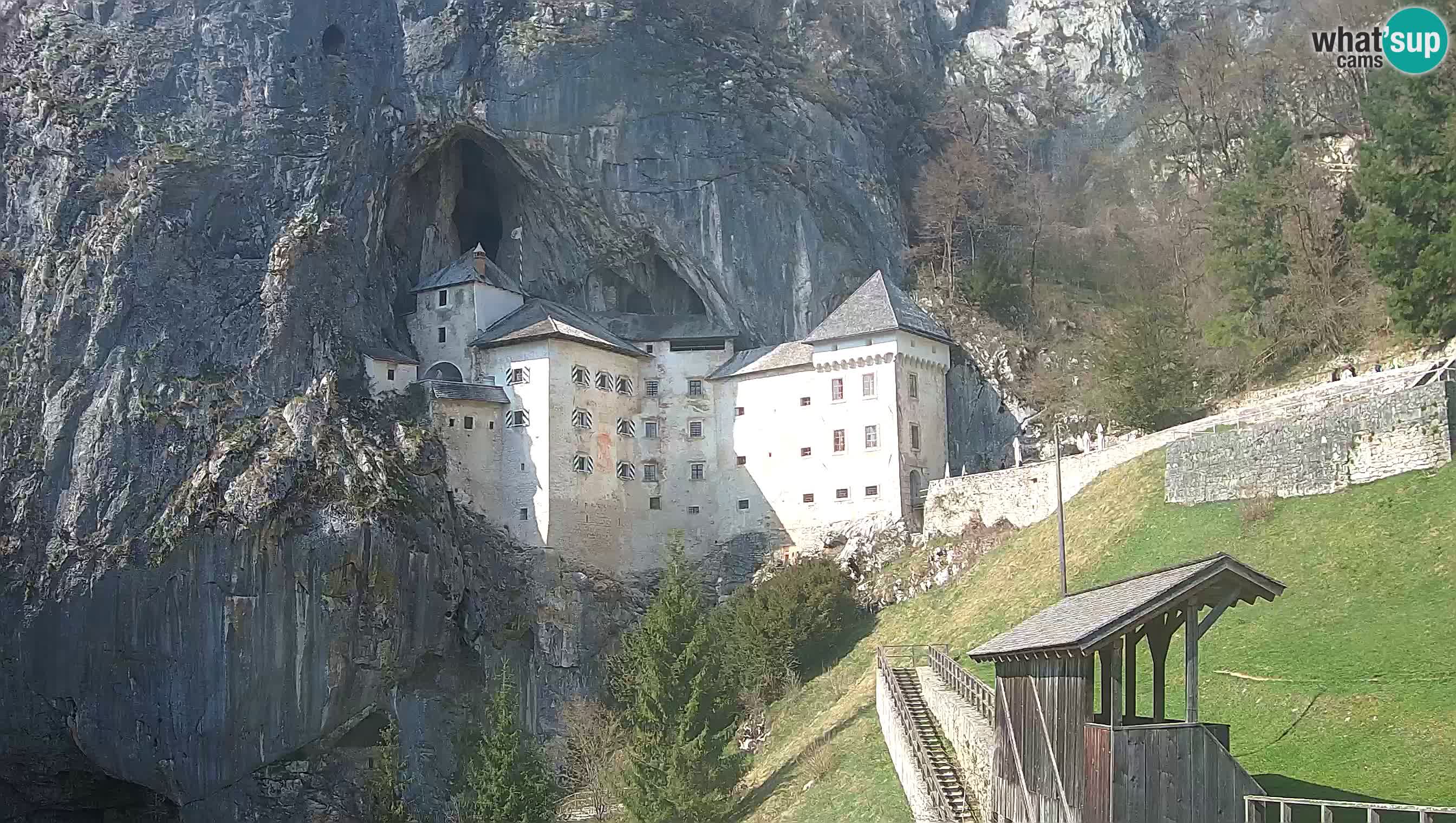 Spletna kamera Predjamski grad – Grad Predjama – Postojna