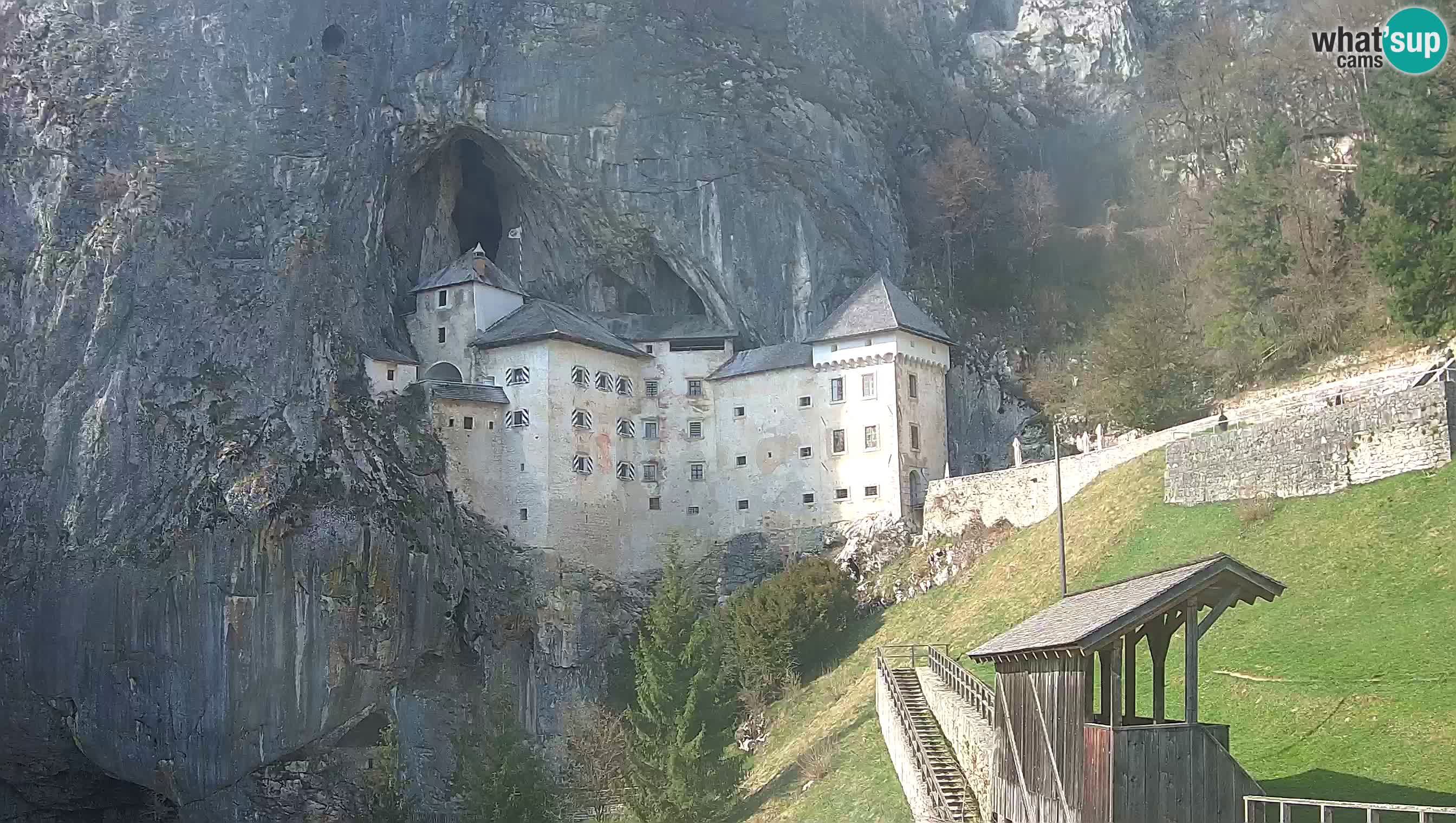 Spletna kamera Predjamski grad – Grad Predjama – Postojna
