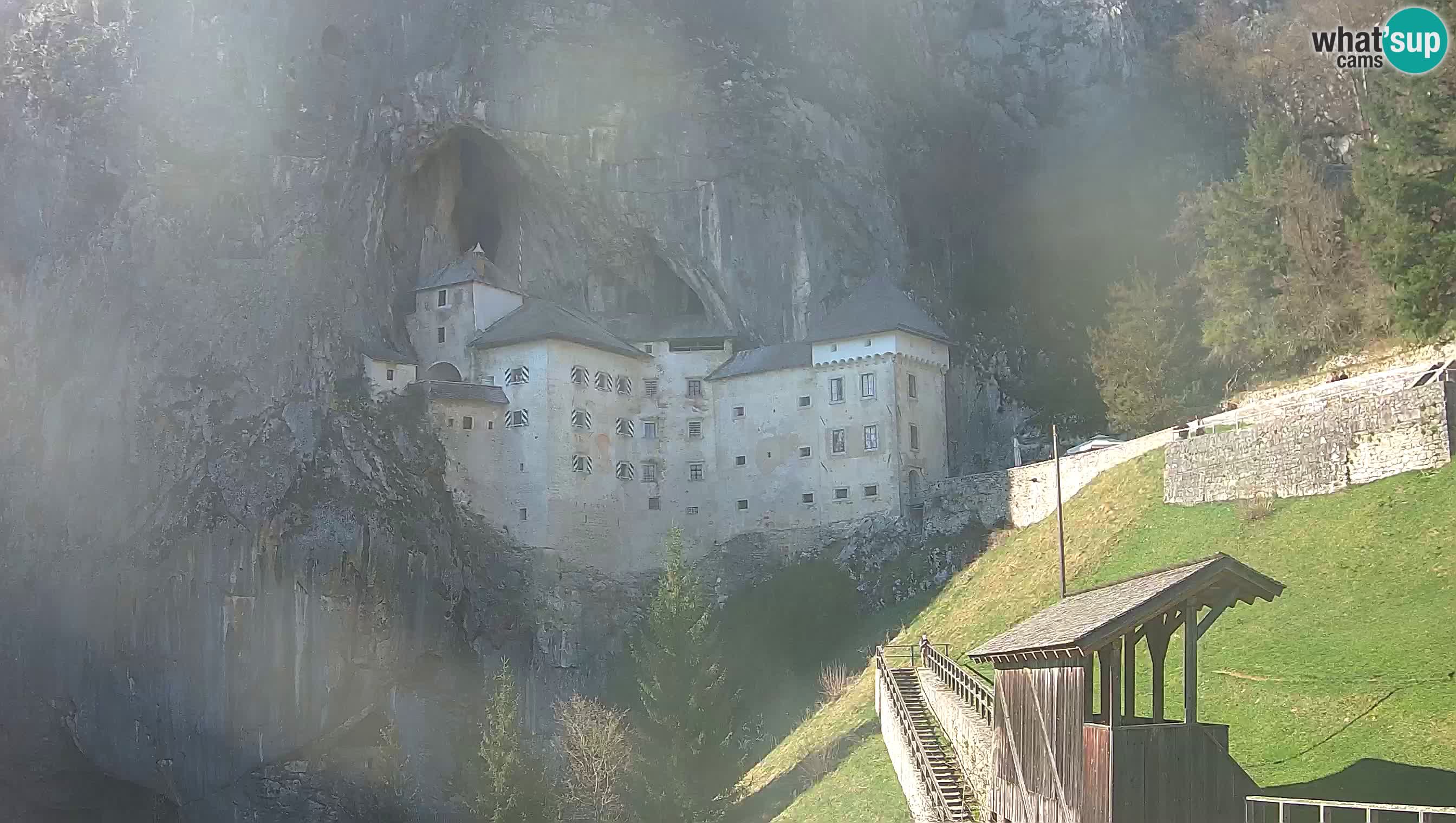 Spletna kamera Predjamski grad – Grad Predjama – Postojna