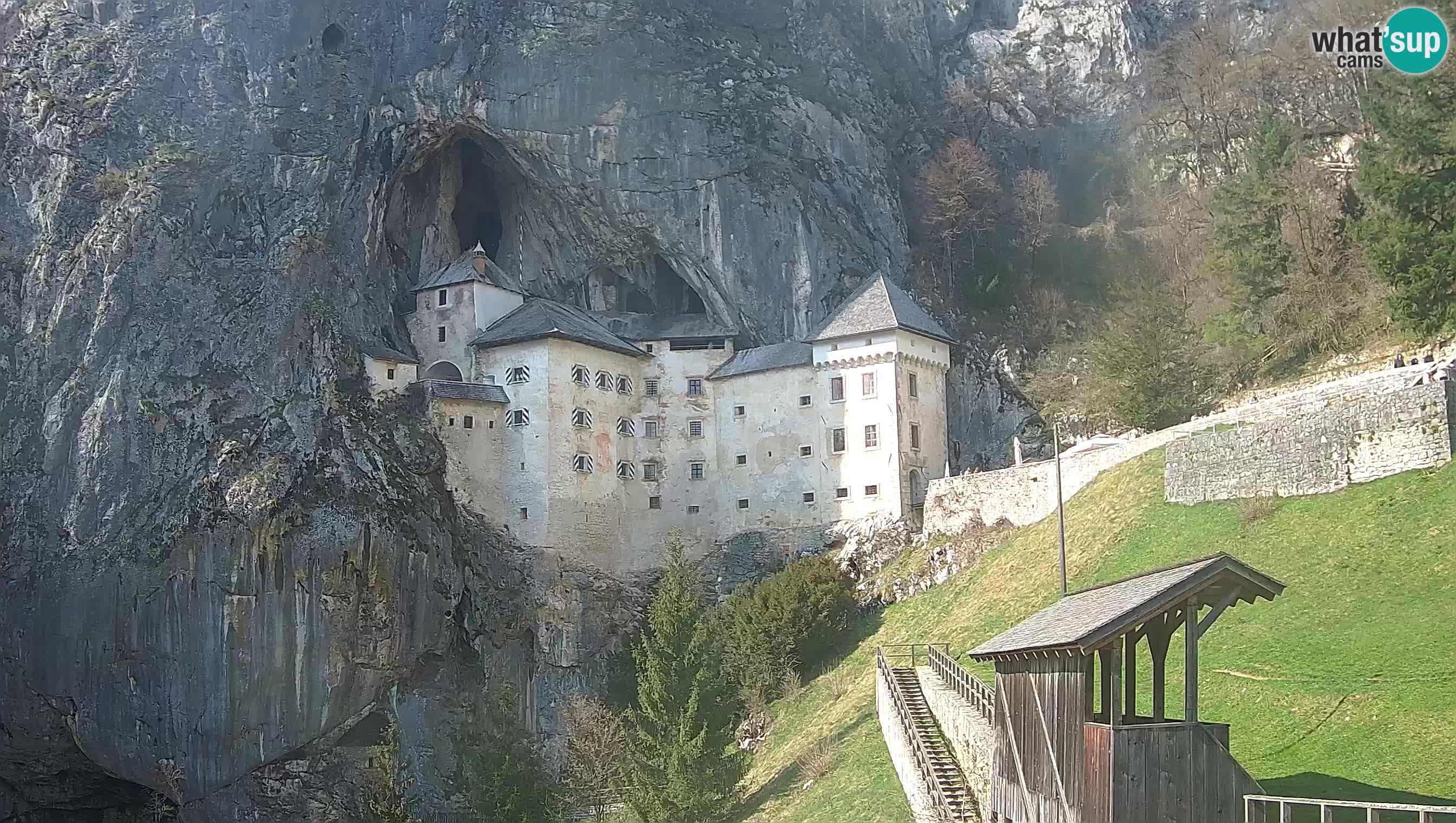 Spletna kamera Predjamski grad – Grad Predjama – Postojna