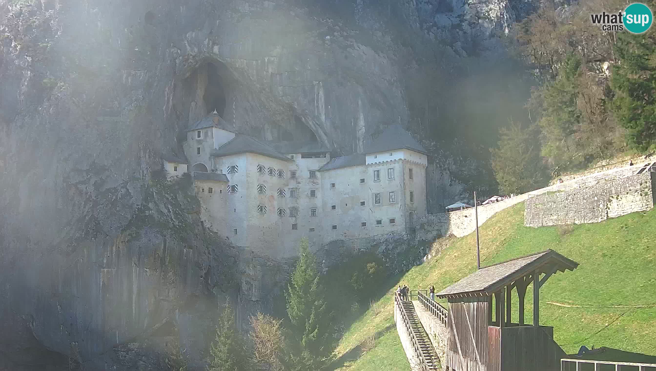 Spletna kamera Predjamski grad – Grad Predjama – Postojna