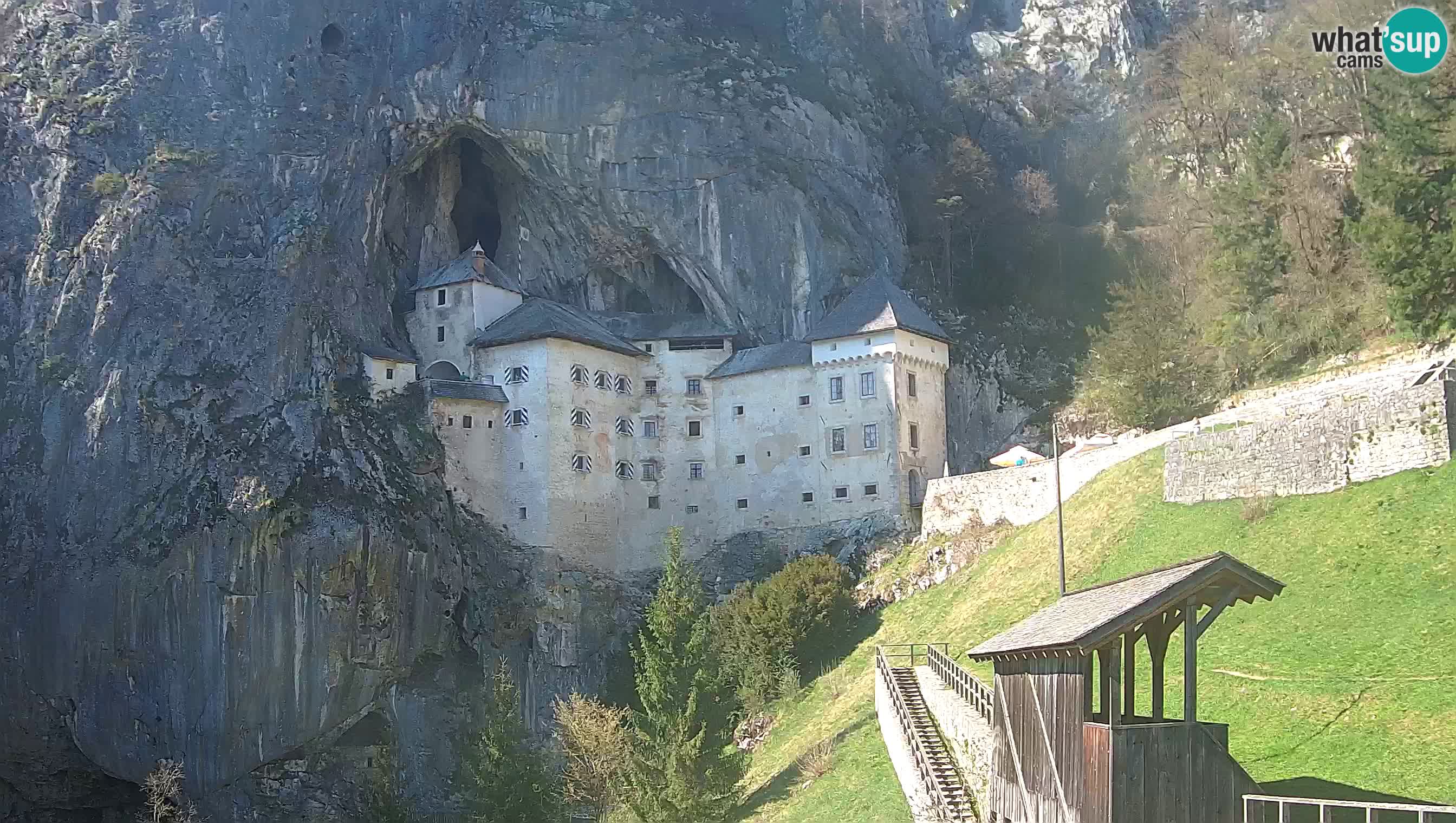 Spletna kamera Predjamski grad – Grad Predjama – Postojna
