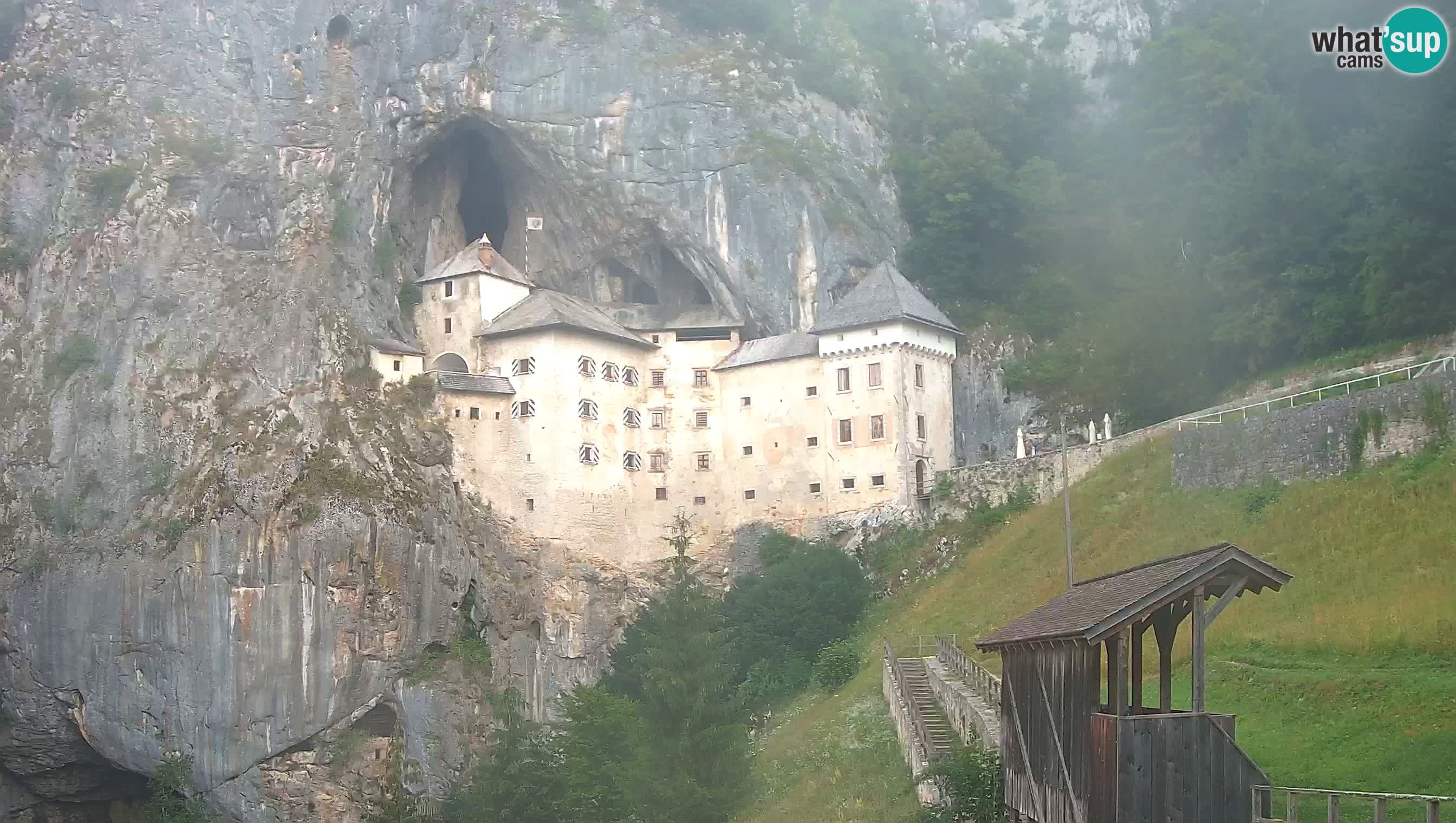Spletna kamera Predjamski grad – Grad Predjama – Postojna
