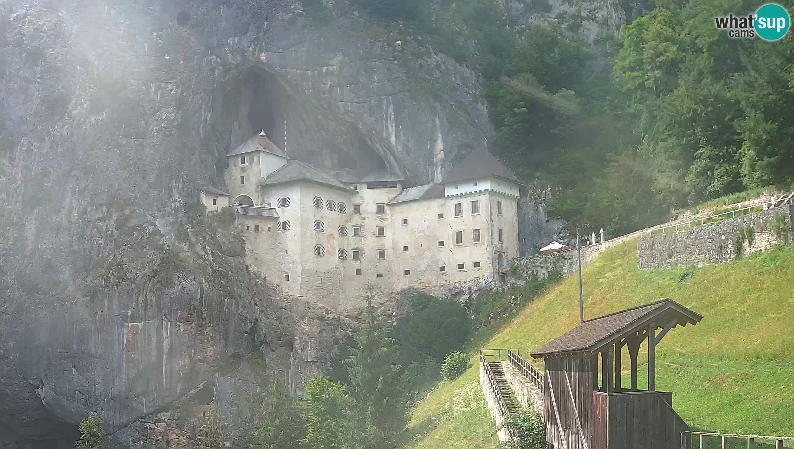 Spletna kamera Predjamski grad – Grad Predjama – Postojna