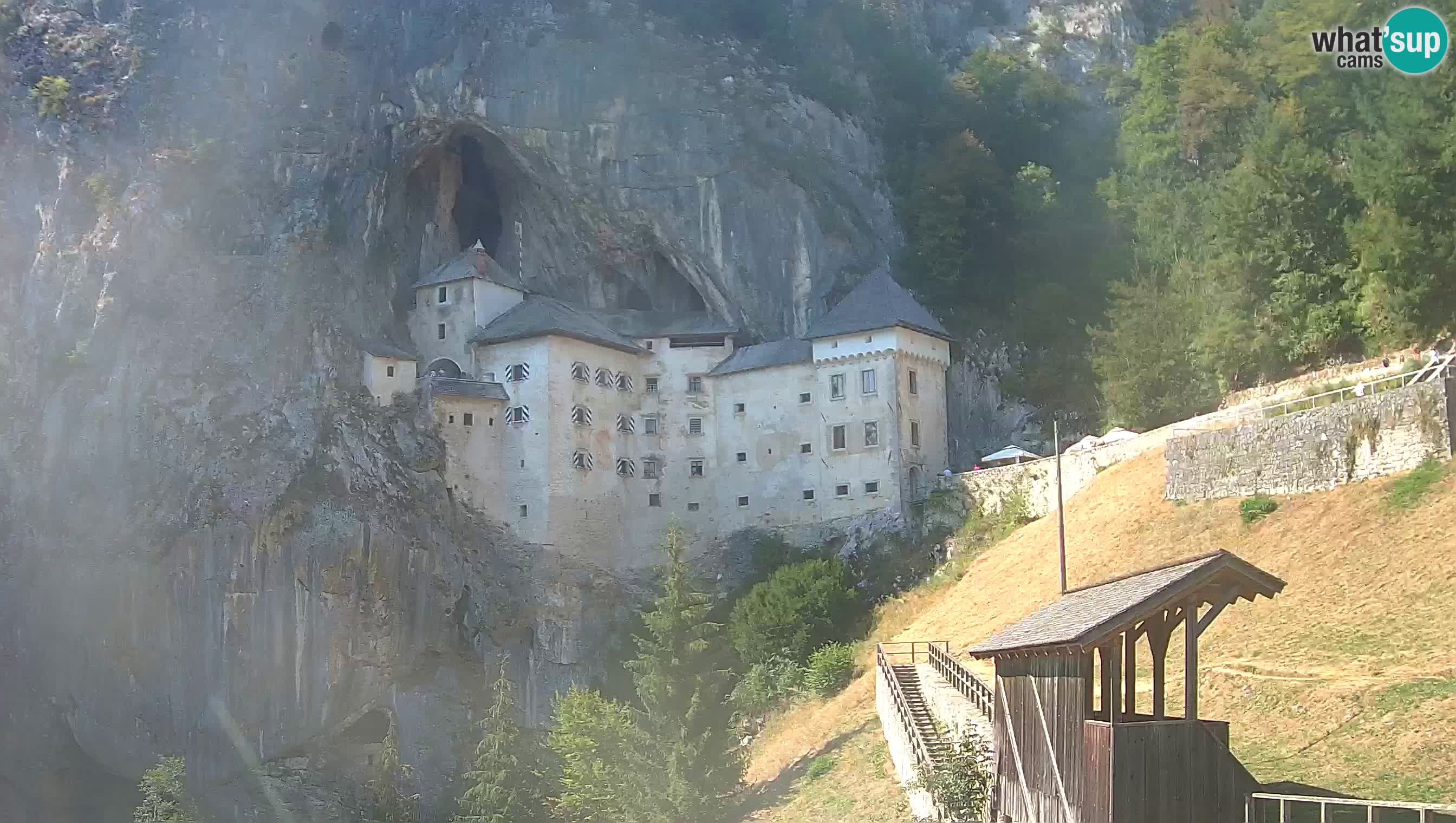 Spletna kamera Predjamski grad – Grad Predjama – Postojna