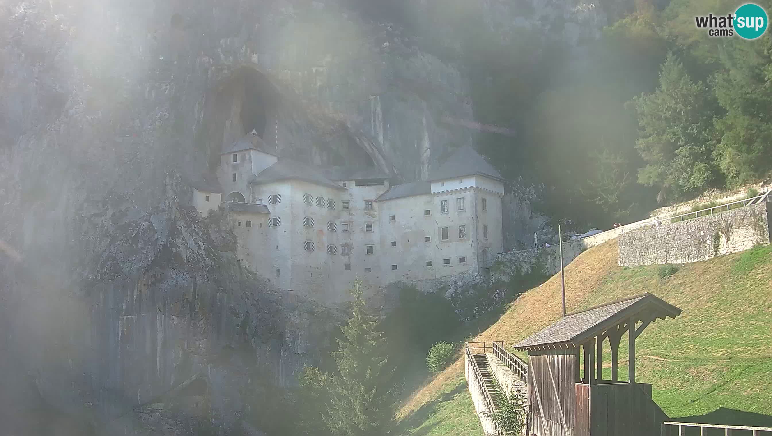 Spletna kamera Predjamski grad – Grad Predjama – Postojna