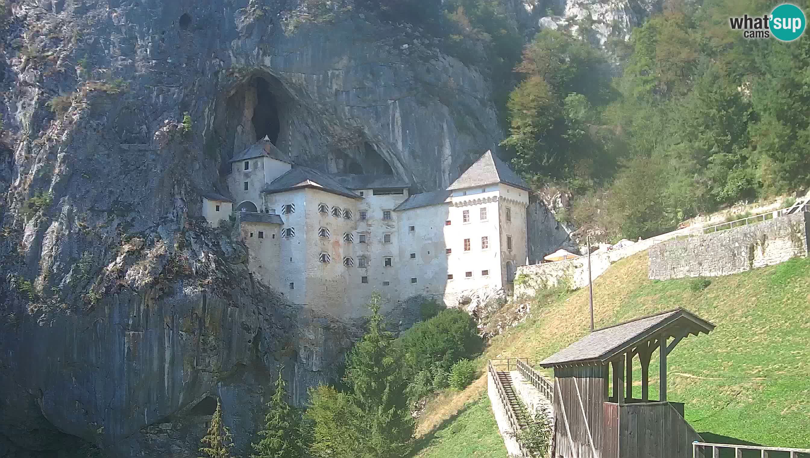 Spletna kamera Predjamski grad – Grad Predjama – Postojna