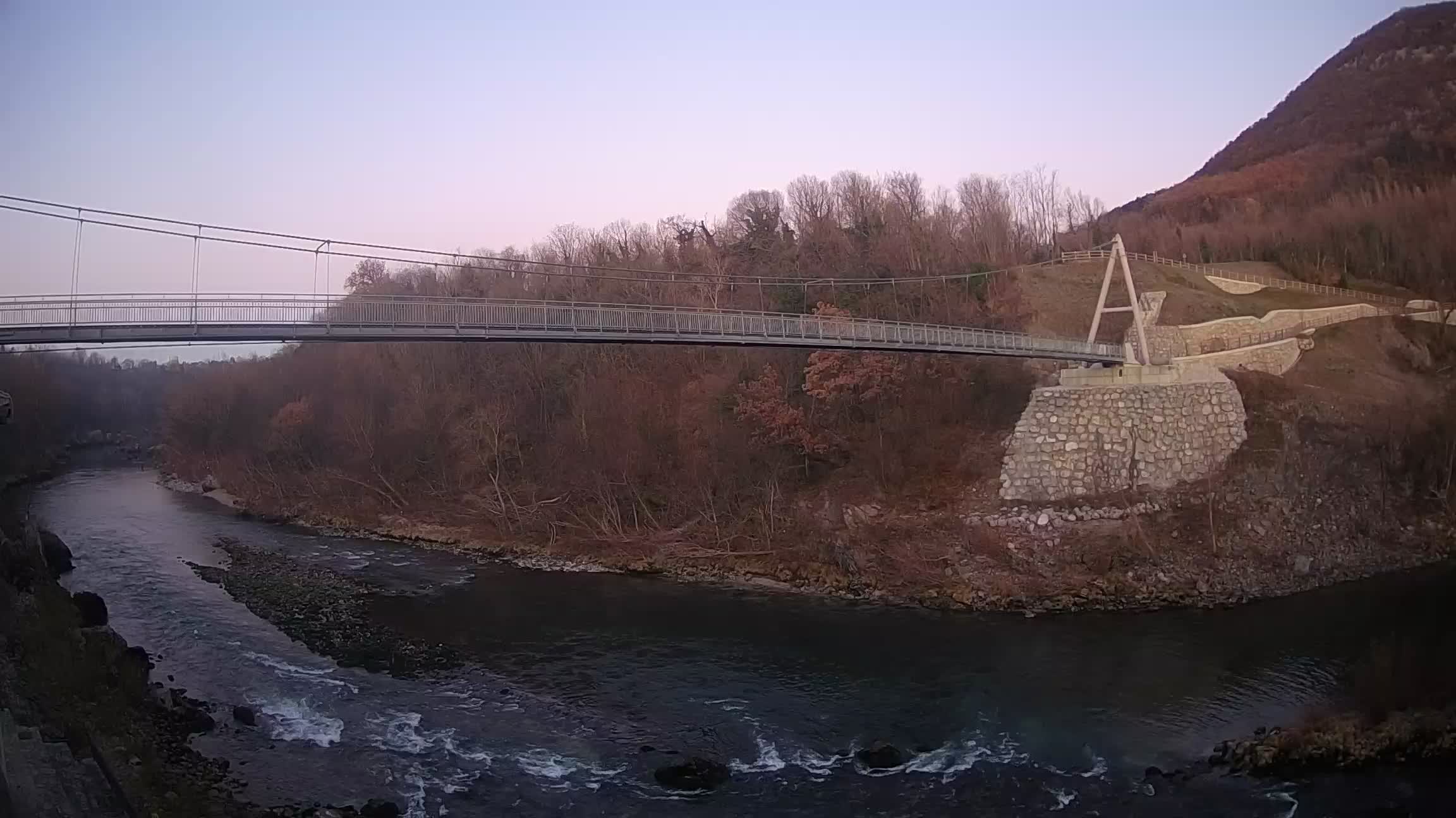 Fußgängerbrücke auf der Soča fluss Webcam Solkan