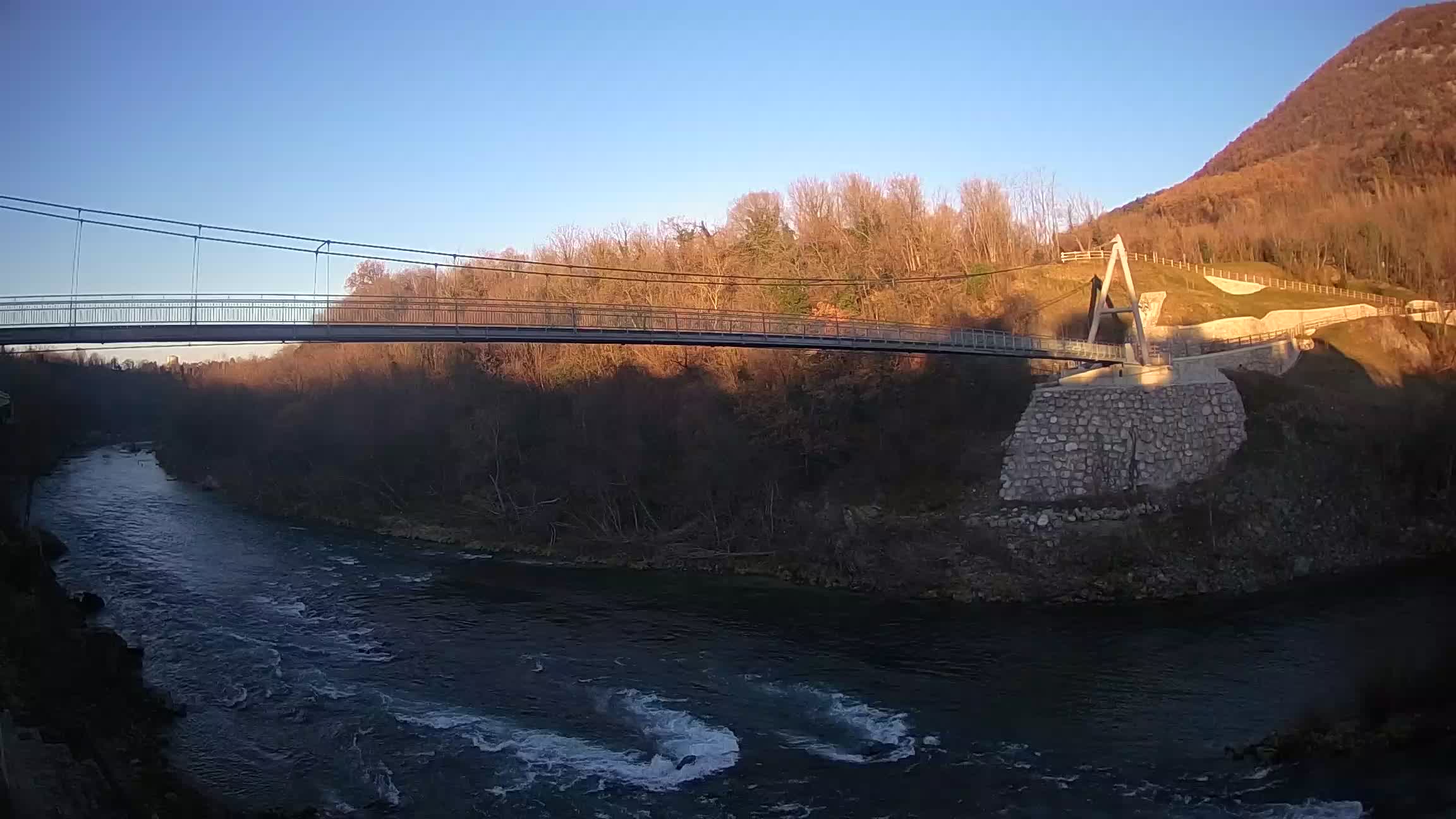 Fußgängerbrücke auf der Soča fluss Webcam Solkan