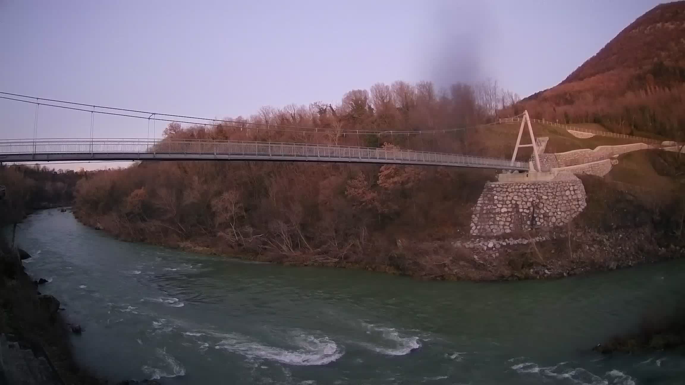 Fußgängerbrücke auf der Soča fluss Webcam Solkan