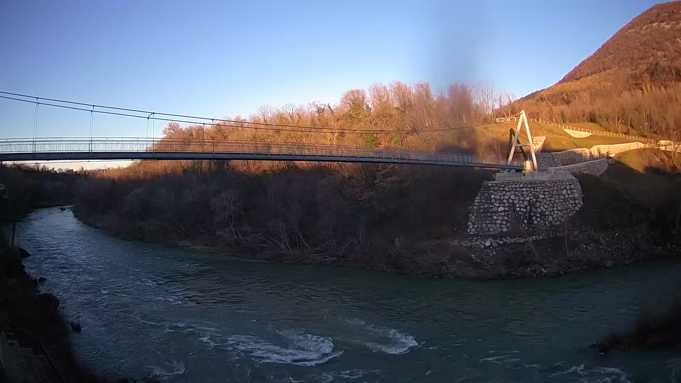 Fußgängerbrücke auf der Soča fluss Webcam Solkan