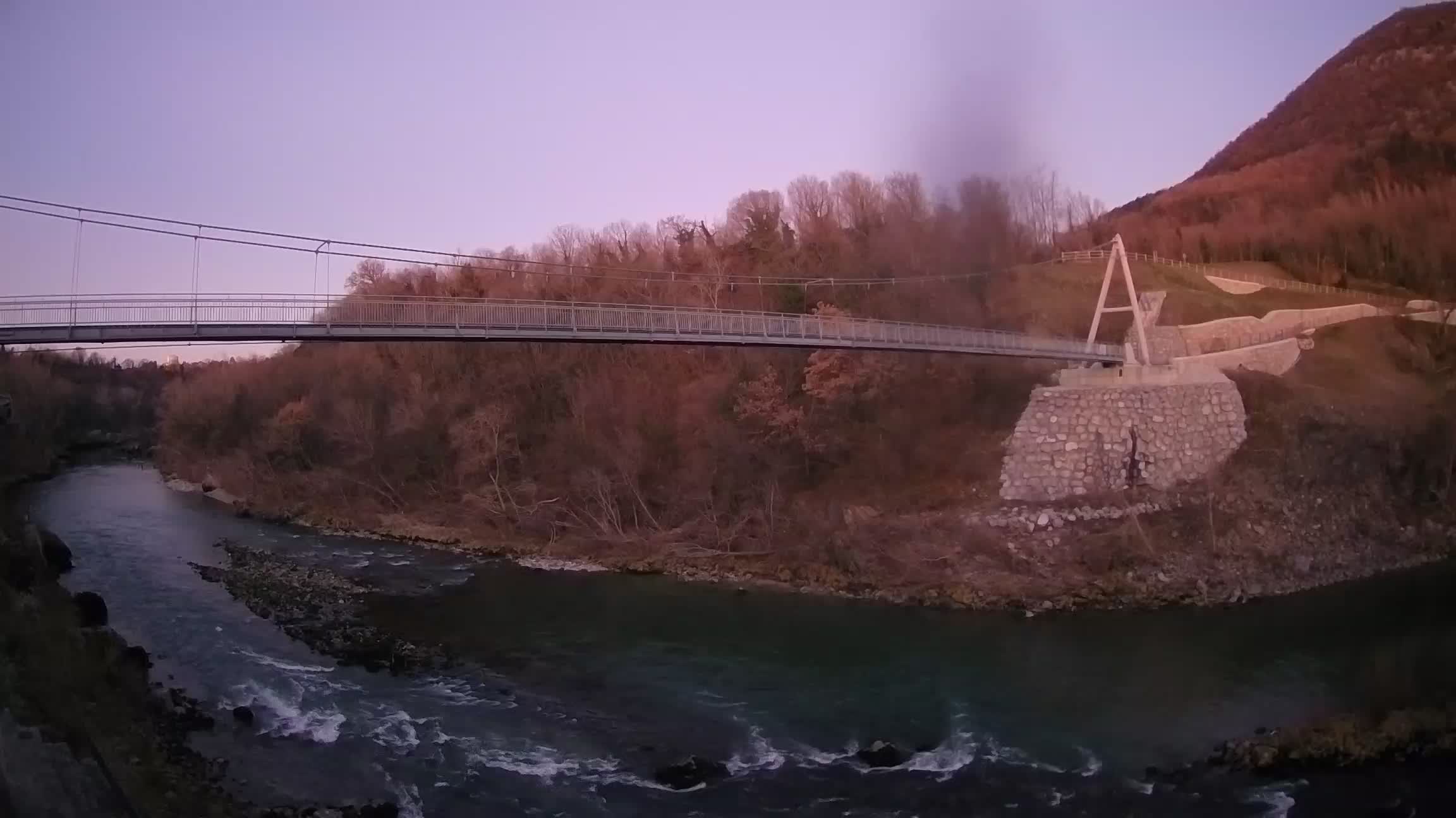 Fußgängerbrücke auf der Soča fluss Webcam Solkan