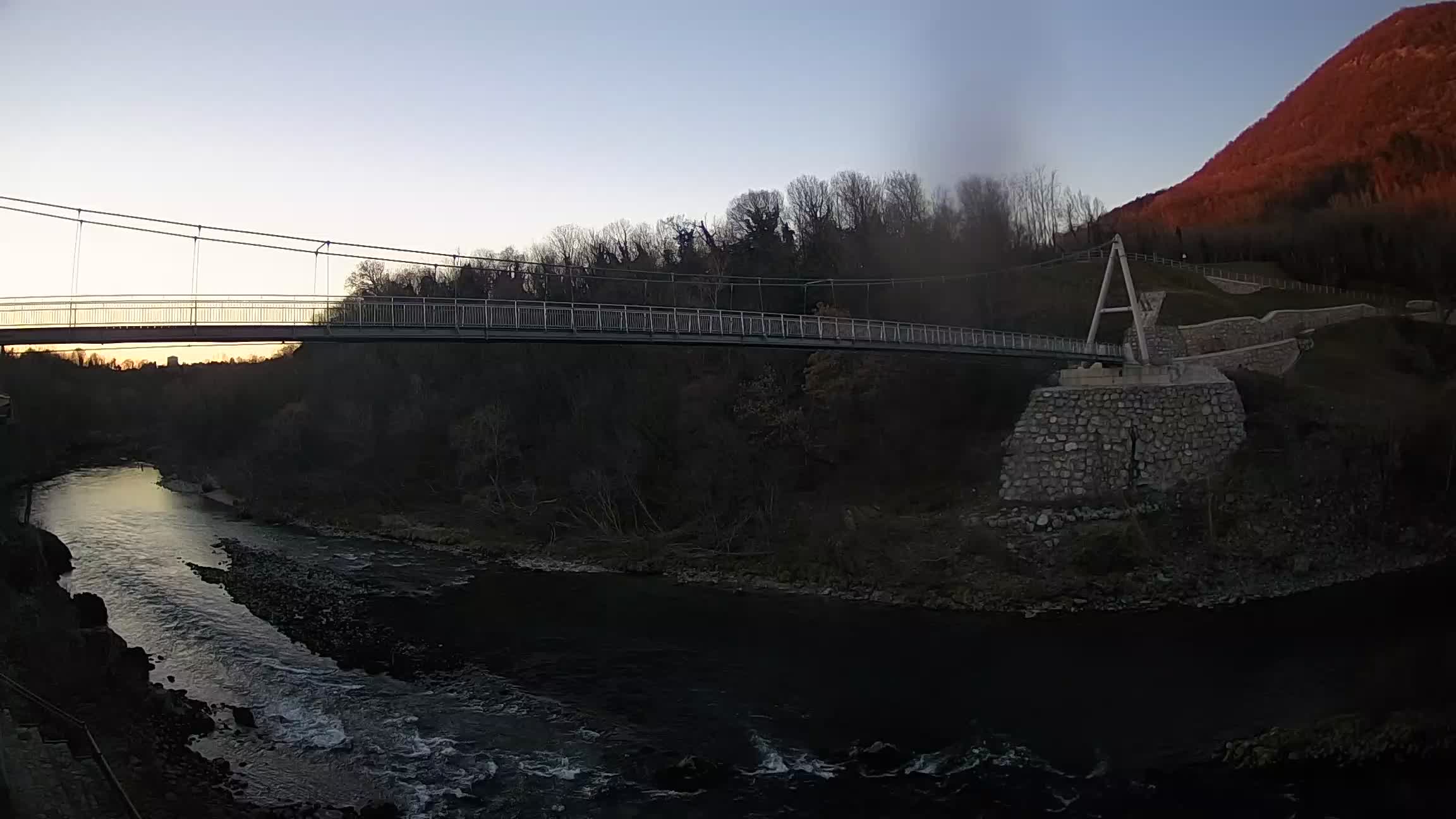 Fußgängerbrücke auf der Soča fluss Webcam Solkan