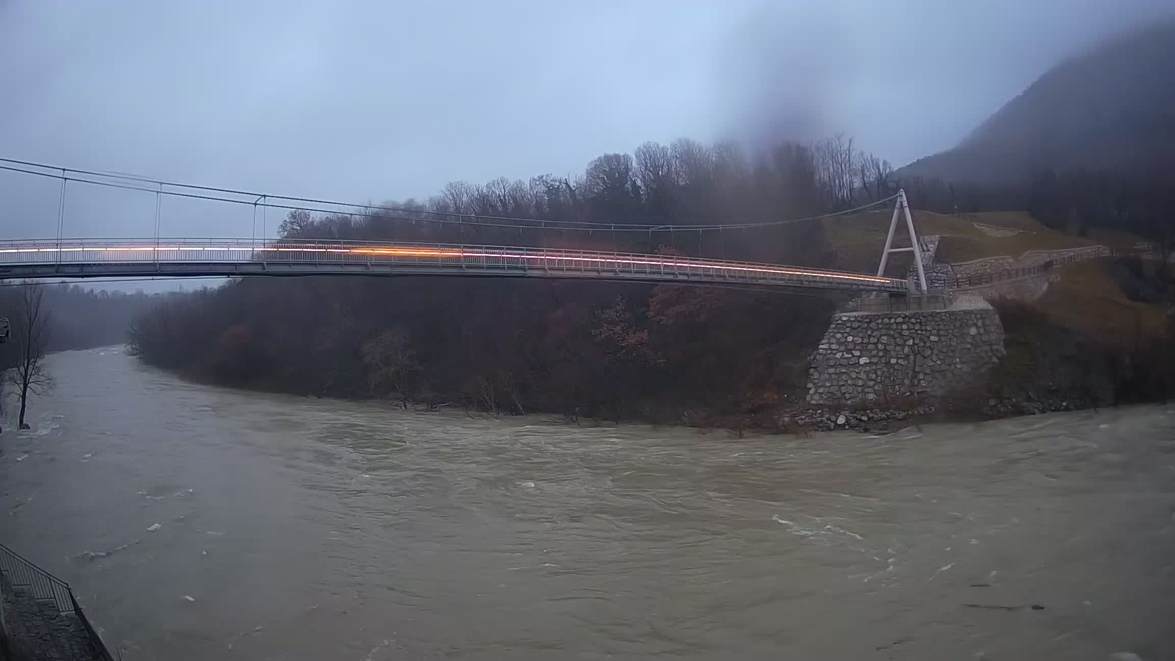 Fußgängerbrücke auf der Soča fluss Webcam Solkan