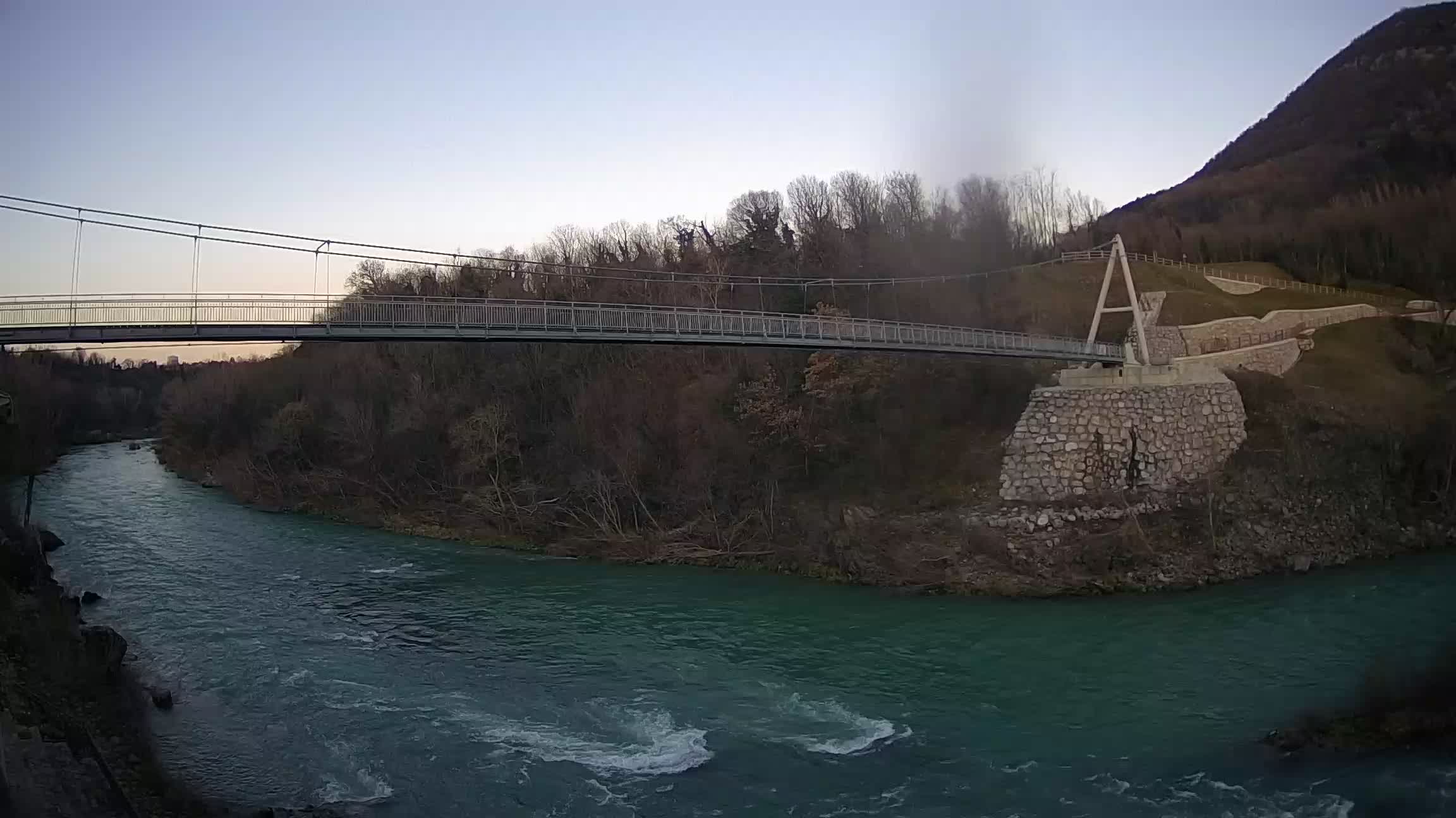 Fußgängerbrücke auf der Soča fluss Webcam Solkan