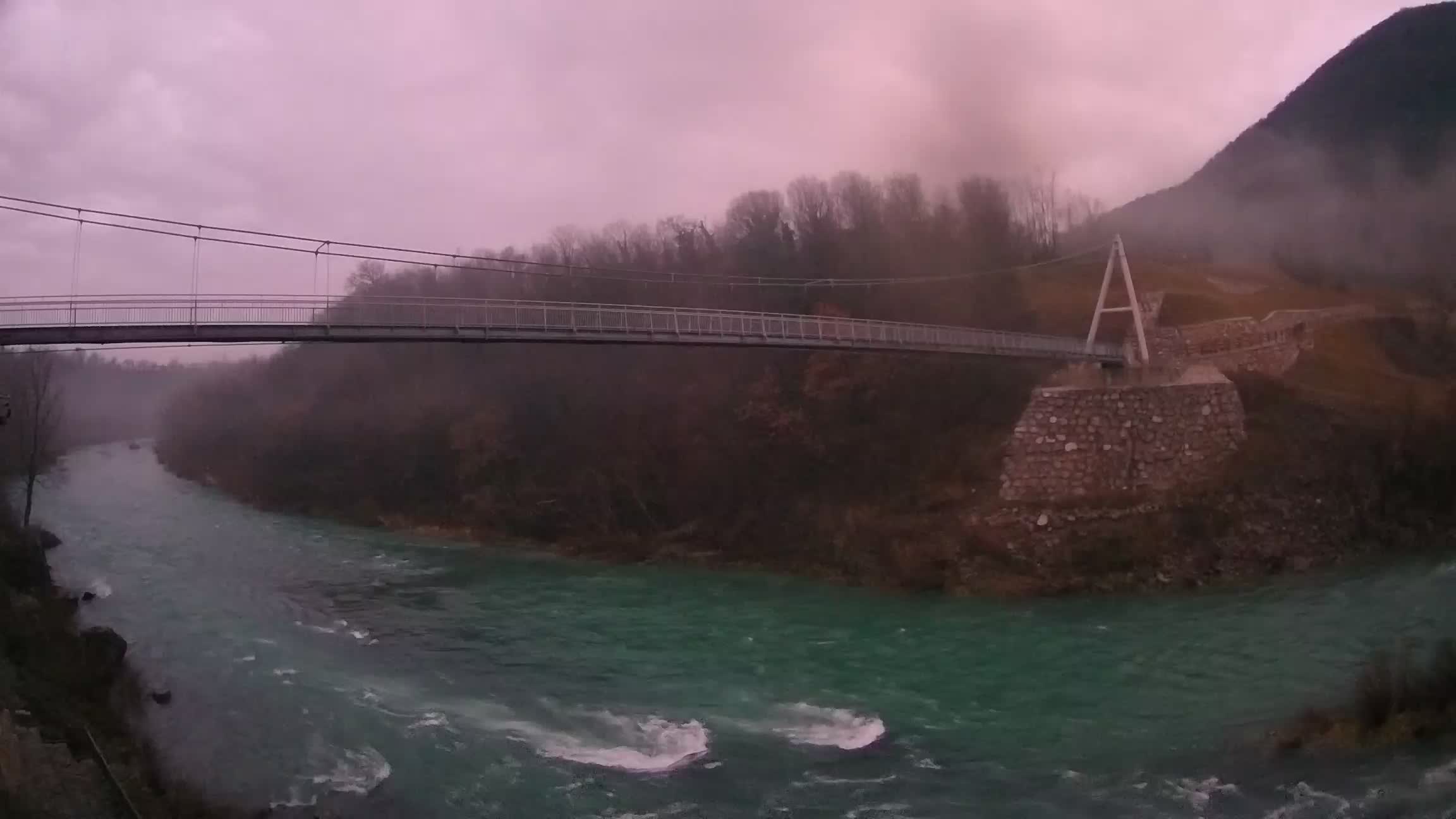 Fußgängerbrücke auf der Soča fluss Webcam Solkan