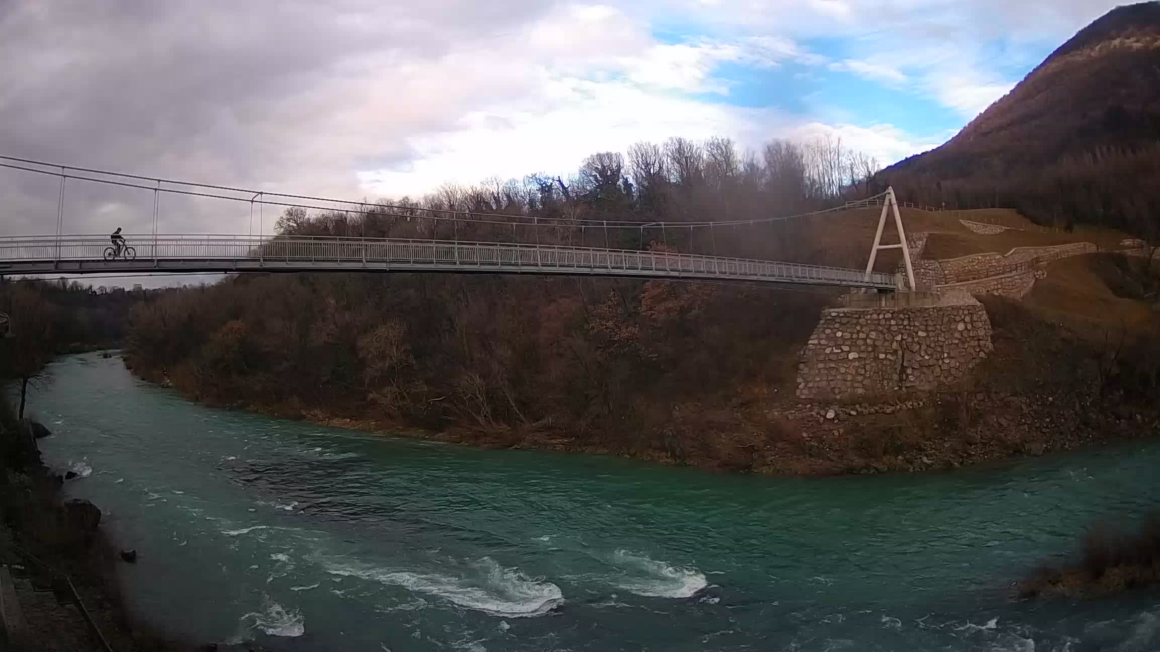 Fußgängerbrücke auf der Soča fluss Webcam Solkan