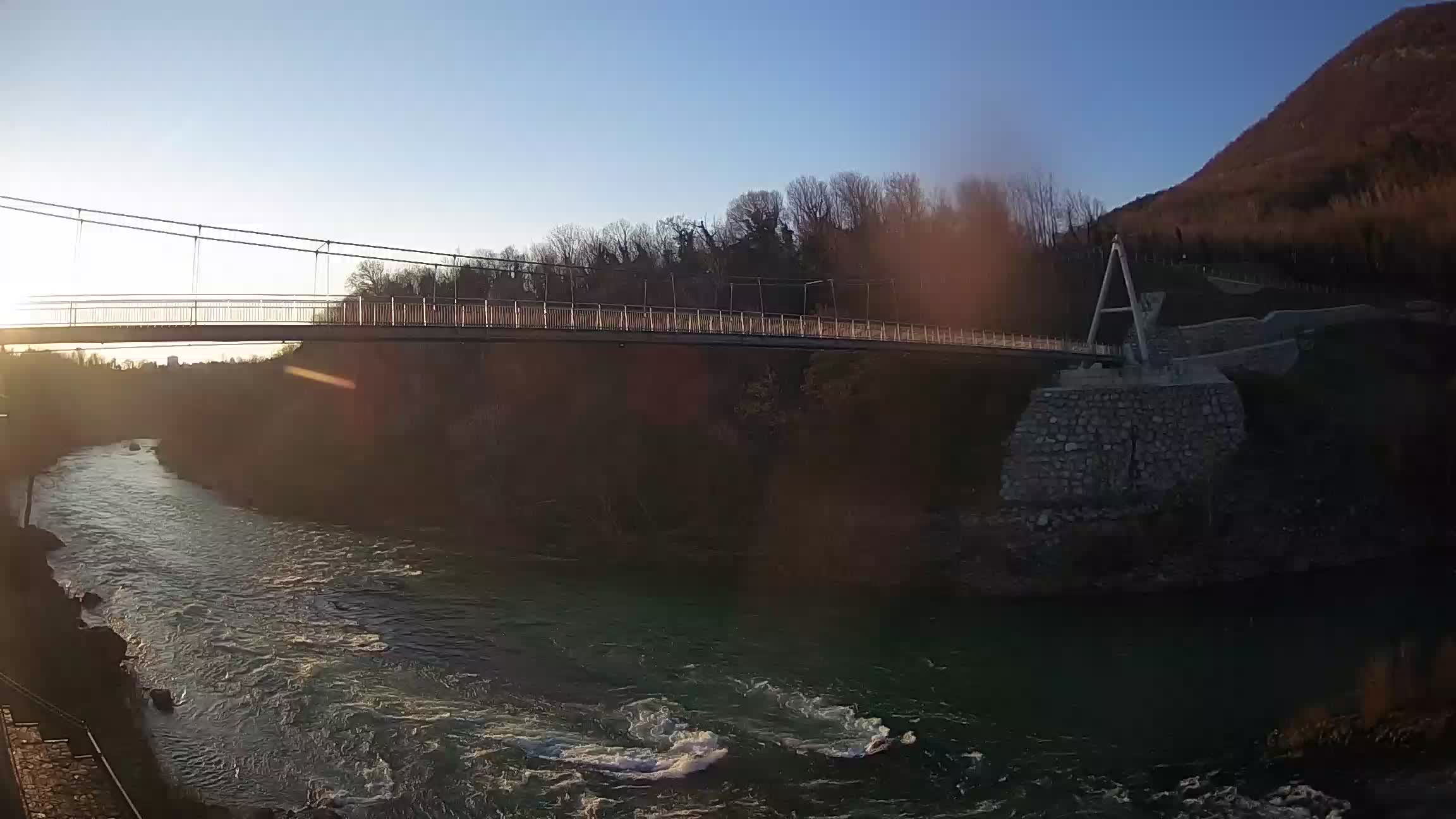 Fußgängerbrücke auf der Soča fluss Webcam Solkan