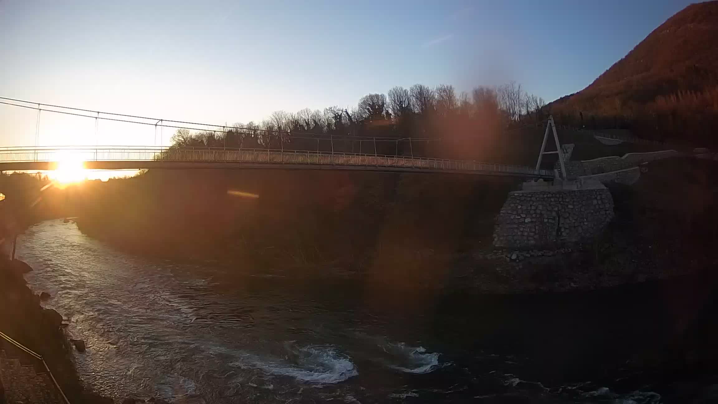 Fußgängerbrücke auf der Soča fluss Webcam Solkan