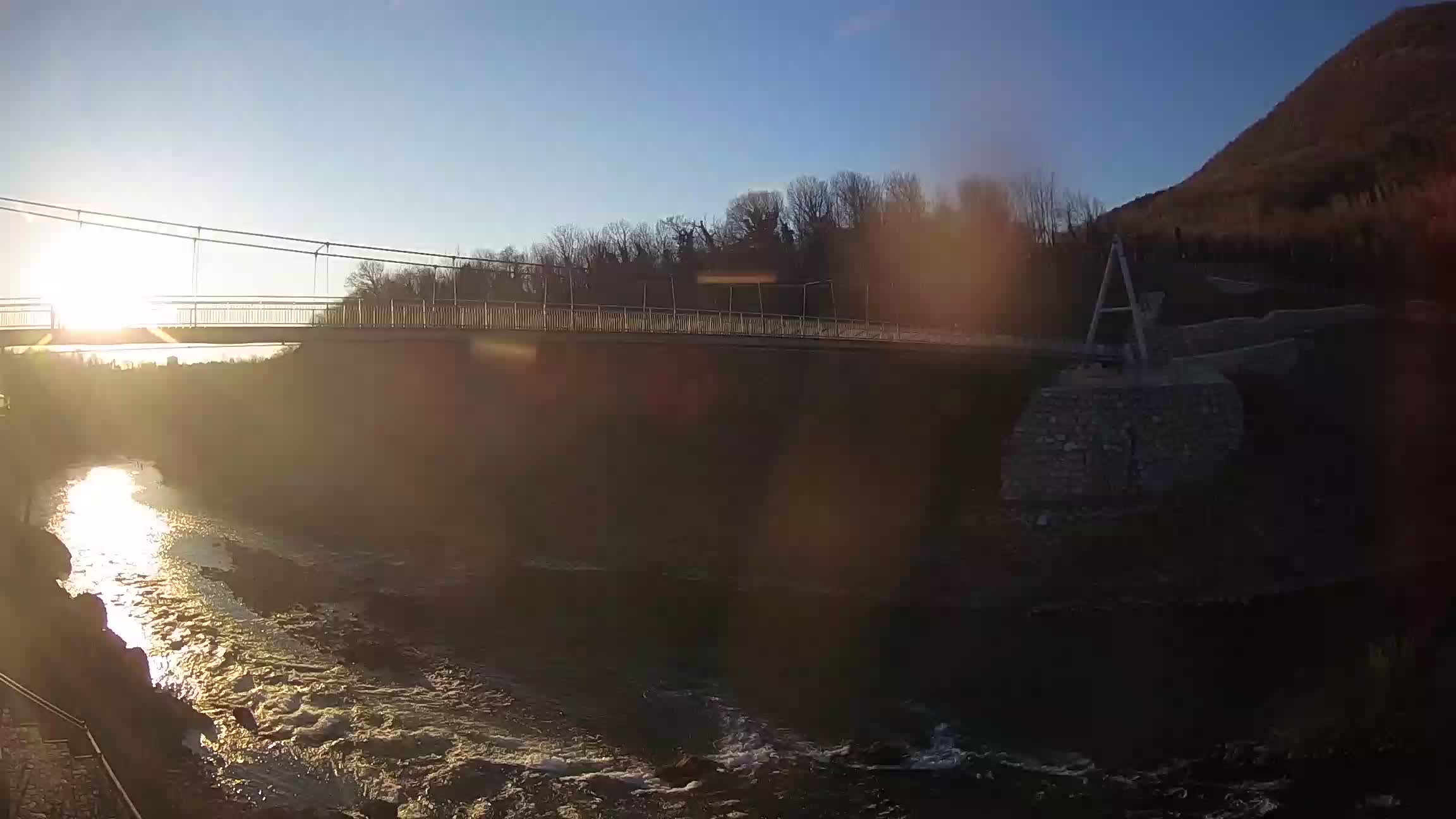 Fußgängerbrücke auf der Soča fluss Webcam Solkan